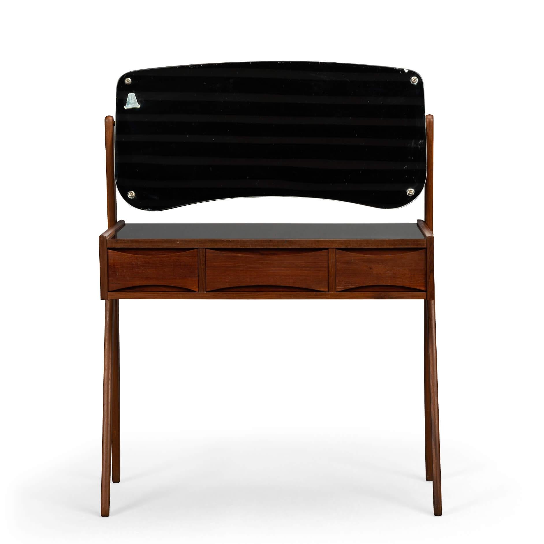 Introducing the AG Spejl Kobberbeskyttet Mid-Century Modern teak Danish Design Dressing table, a stunning piece that combines timeless elegance and functionality. Crafted from high-quality teak wood, this dressing table showcases the iconic clean