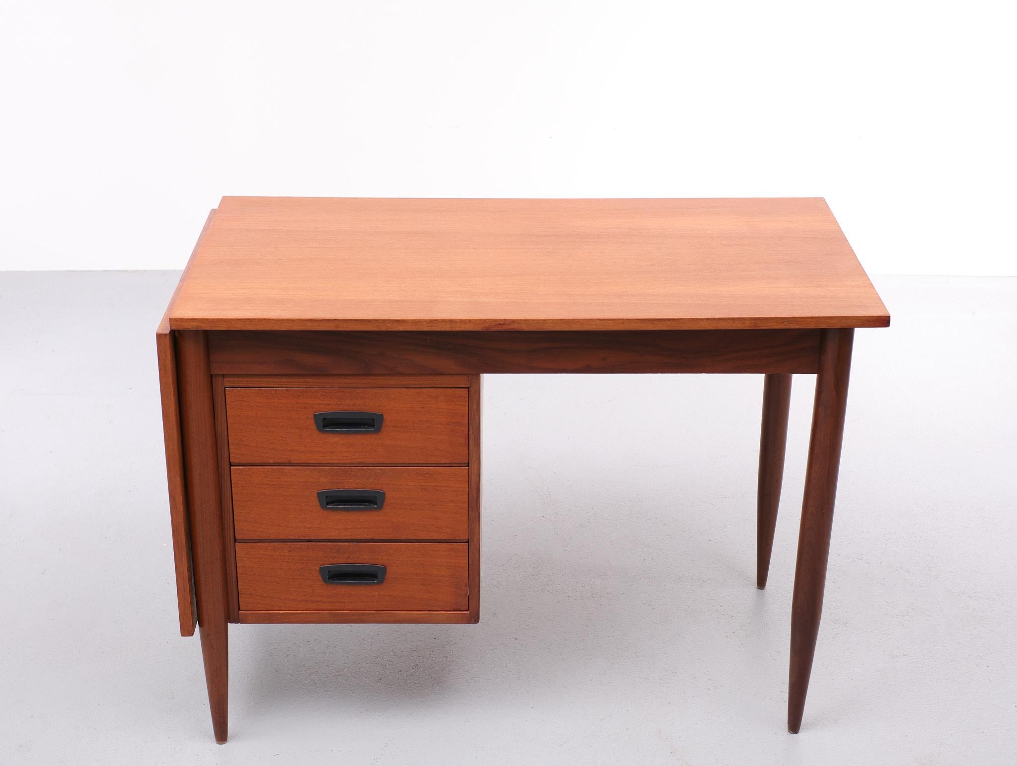 This writing desk was designed by Arne Vodder and was produced in Denmark in the 1960s. It is made from teak and features a drop leaf . It is in very good vintage condition.
extent 100 cm to 150 cm 
