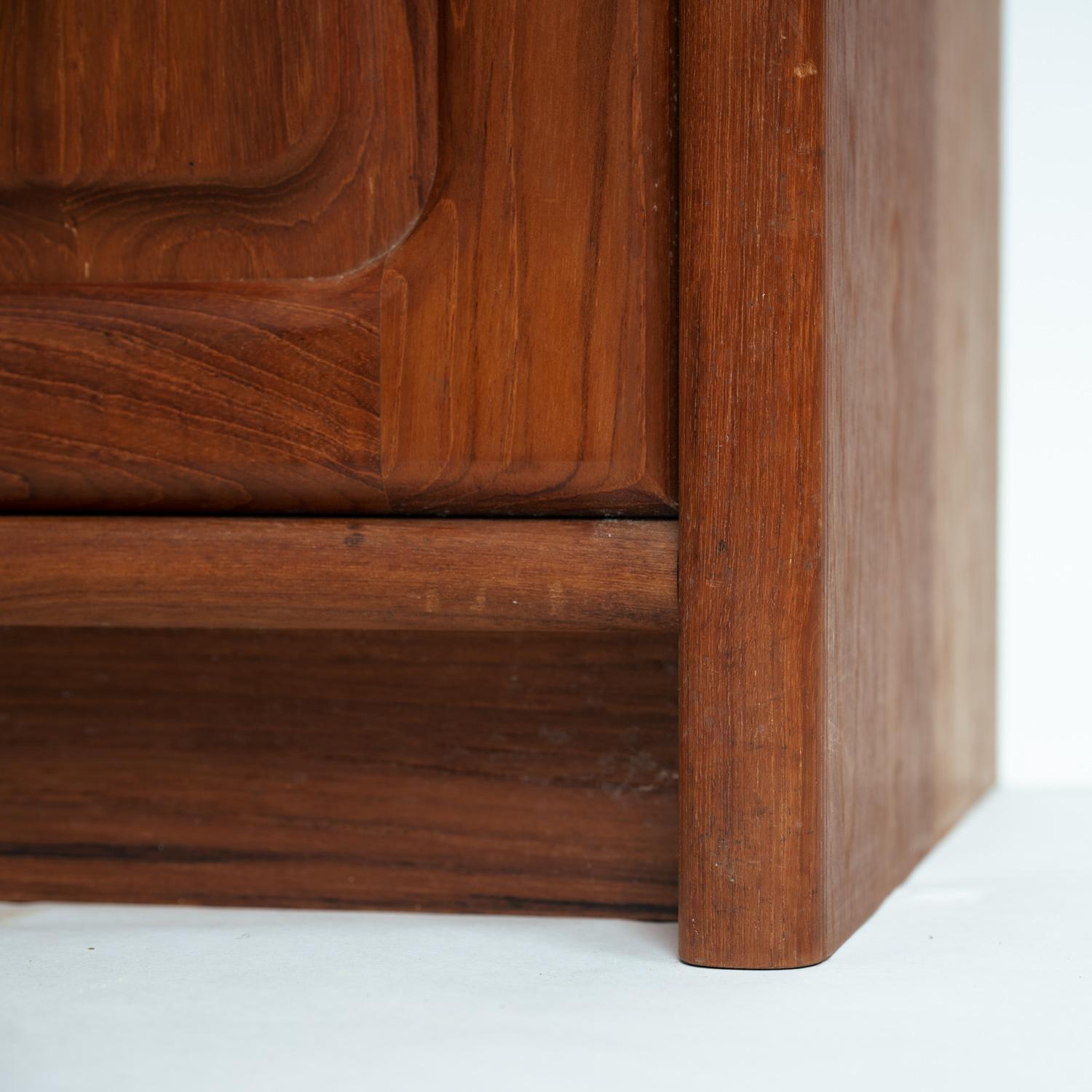 Danish teak Dyrlund credenza sideboard with visible joints, drawers and doors For Sale 4