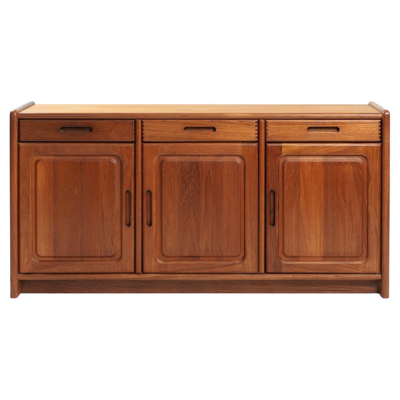 Classic Danish full teak wooden Dyrlund credenza sideboard with drawers and doors with visible joints.
Beautifully made.
In very good condition.
measurements: height 77cm, wide 156cm, depth 36cm

Dyrlund writes about themselves on their website: