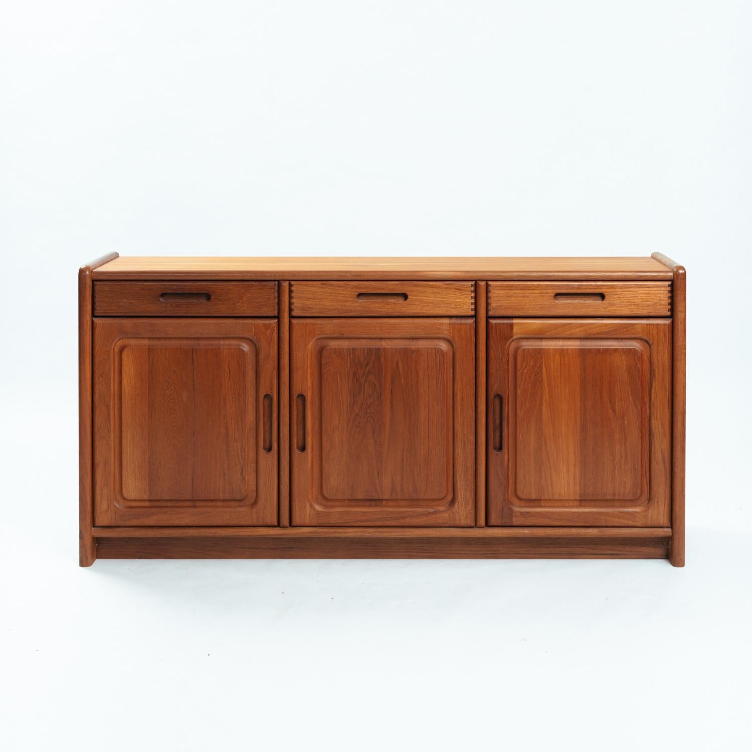 Scandinavian Modern Danish teak Dyrlund credenza sideboard with visible joints, drawers and doors For Sale