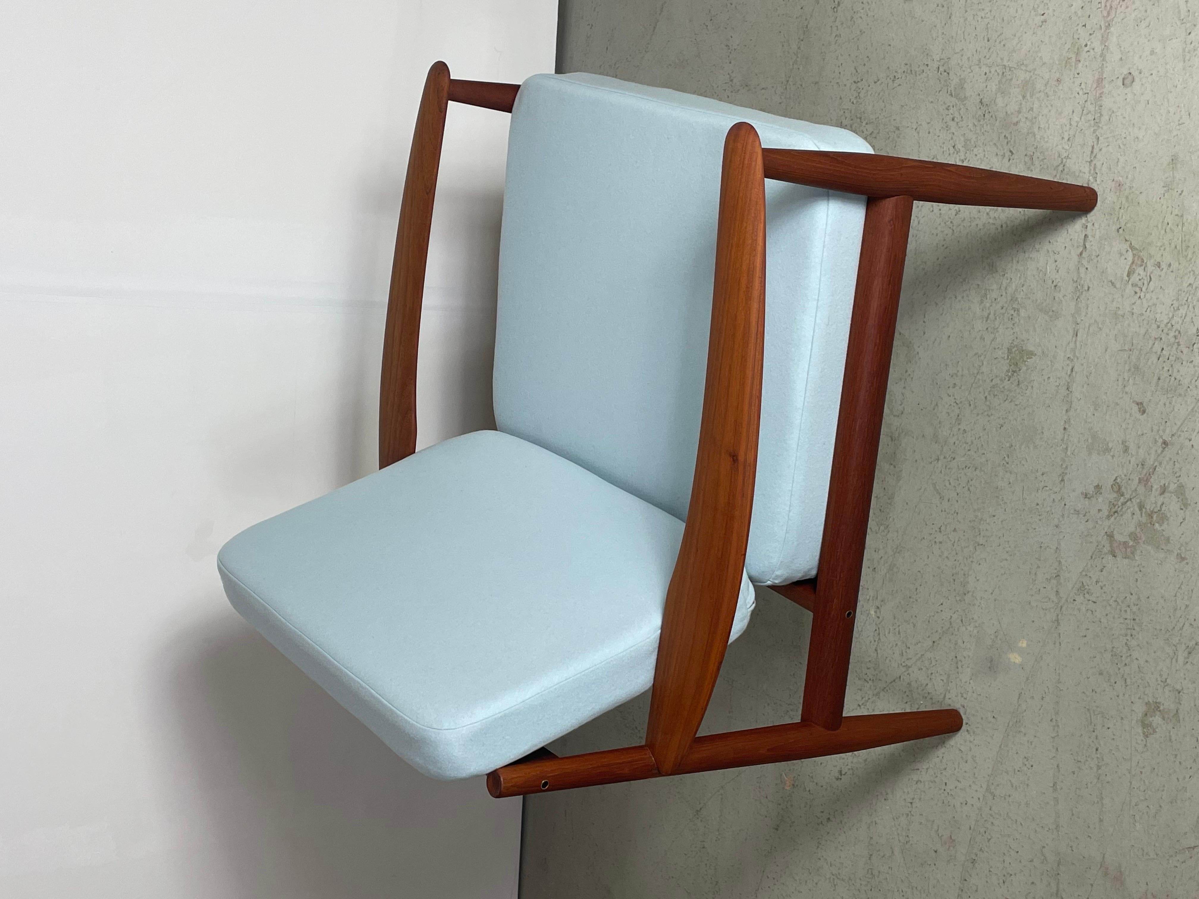 Dänischer Sessel aus Teakholz von Grete Jalk mit neuer Polsterung (Moderne der Mitte des Jahrhunderts) im Angebot