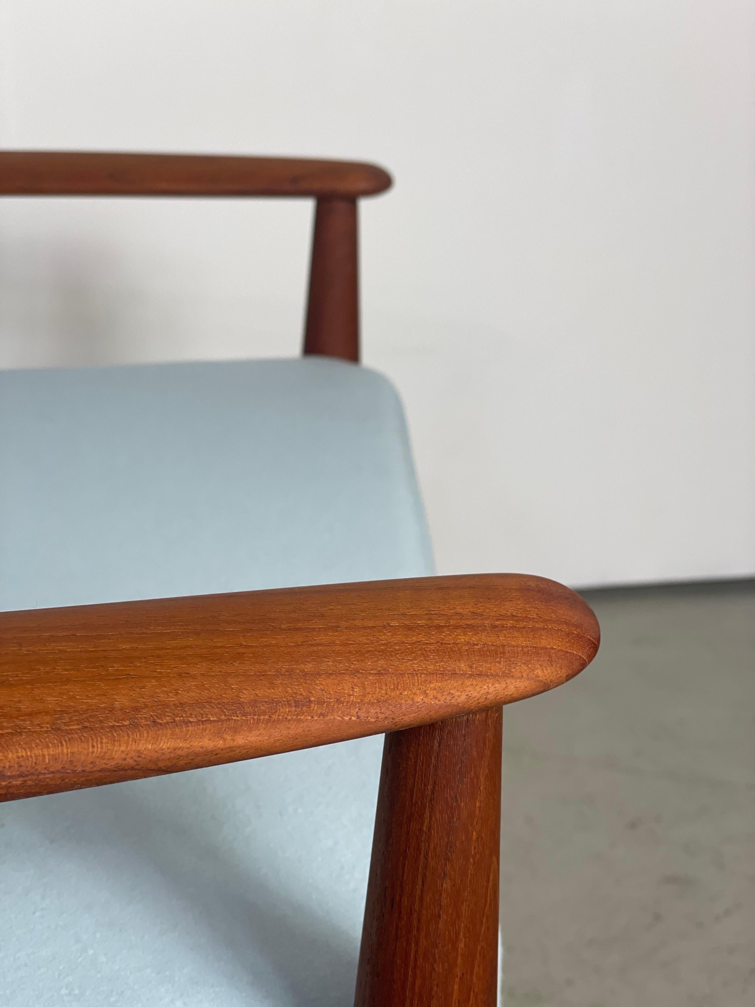 Dänischer Sessel aus Teakholz von Grete Jalk mit neuer Polsterung im Zustand „Gut“ im Angebot in St-Brais, JU