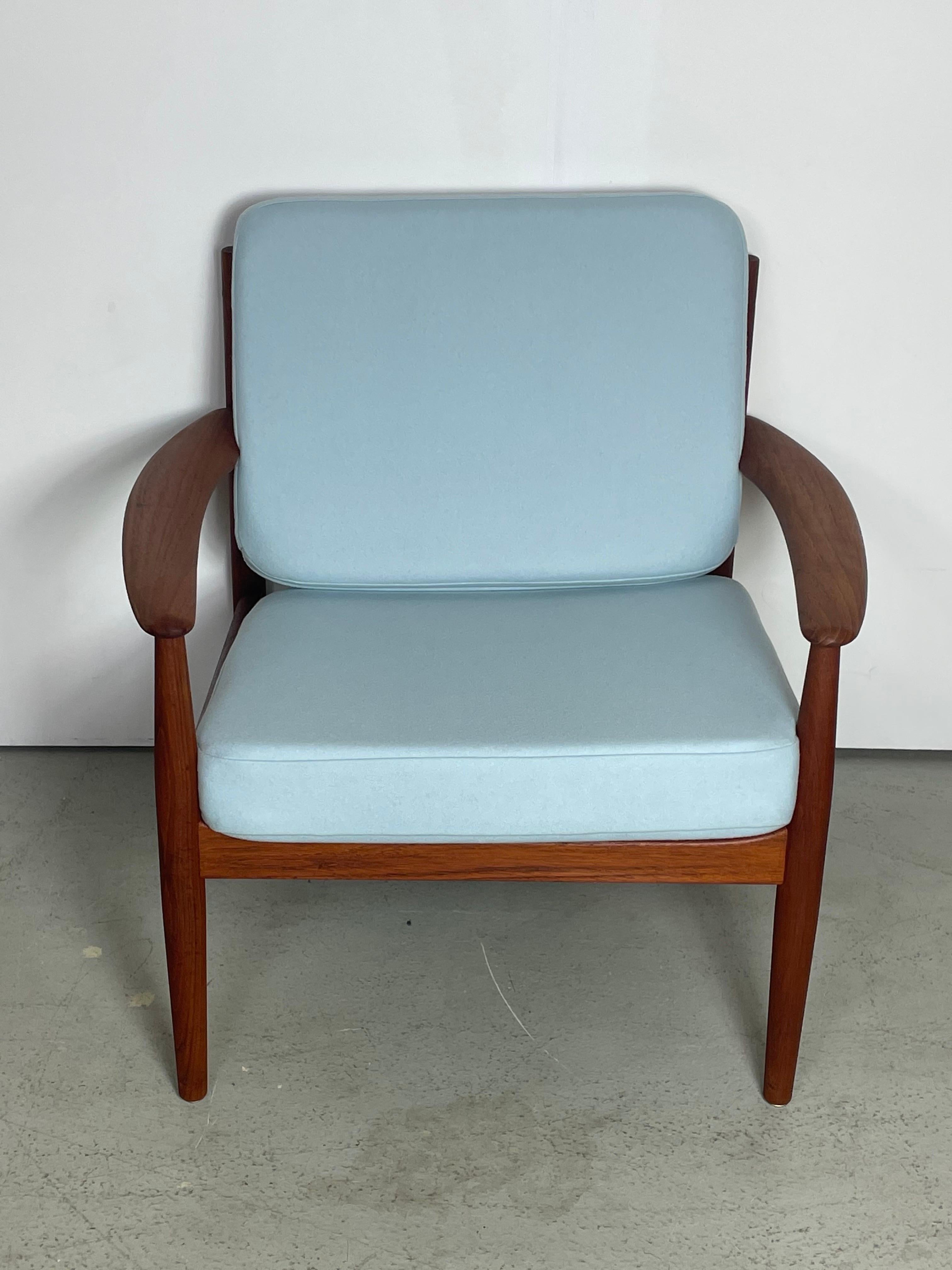 Dänischer Sessel aus Teakholz von Grete Jalk mit neuer Polsterung (20. Jahrhundert) im Angebot