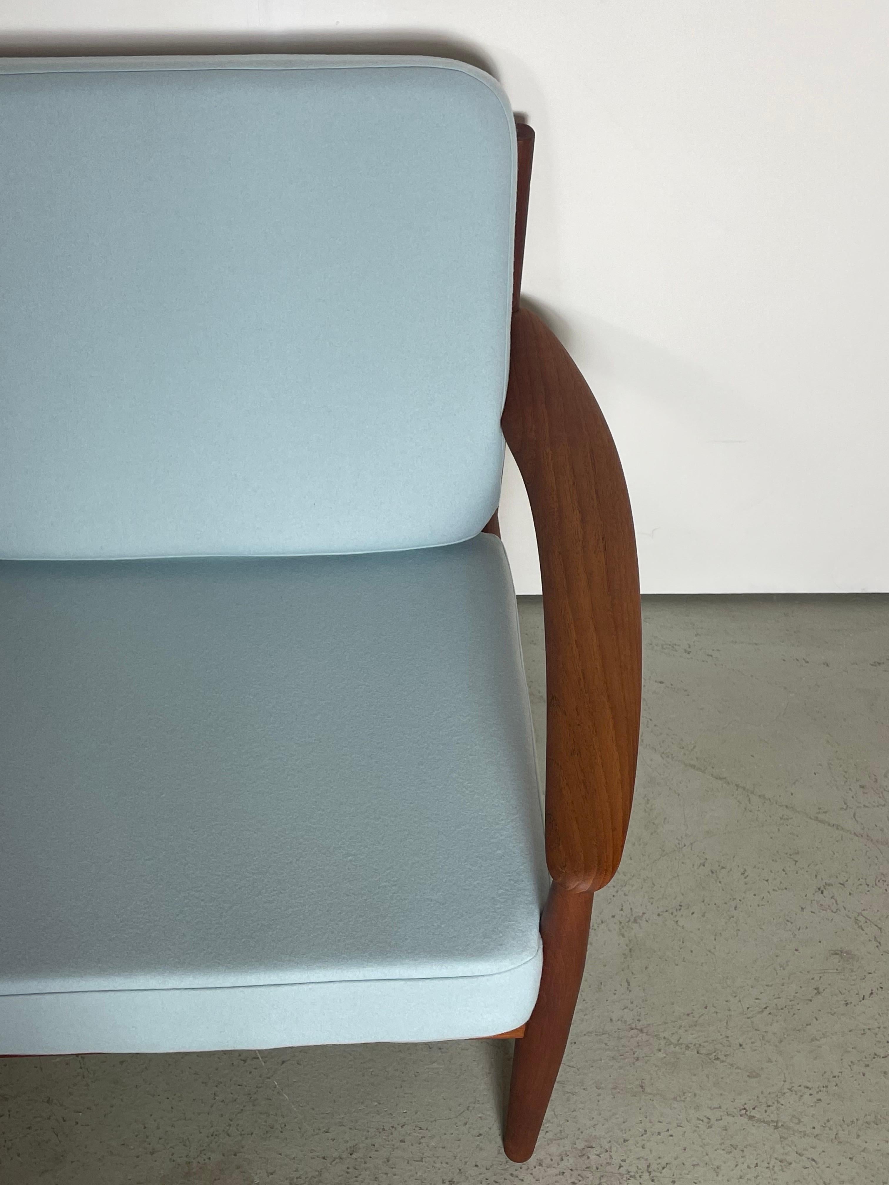 Dänischer Sessel aus Teakholz von Grete Jalk mit neuer Polsterung (Wolle) im Angebot