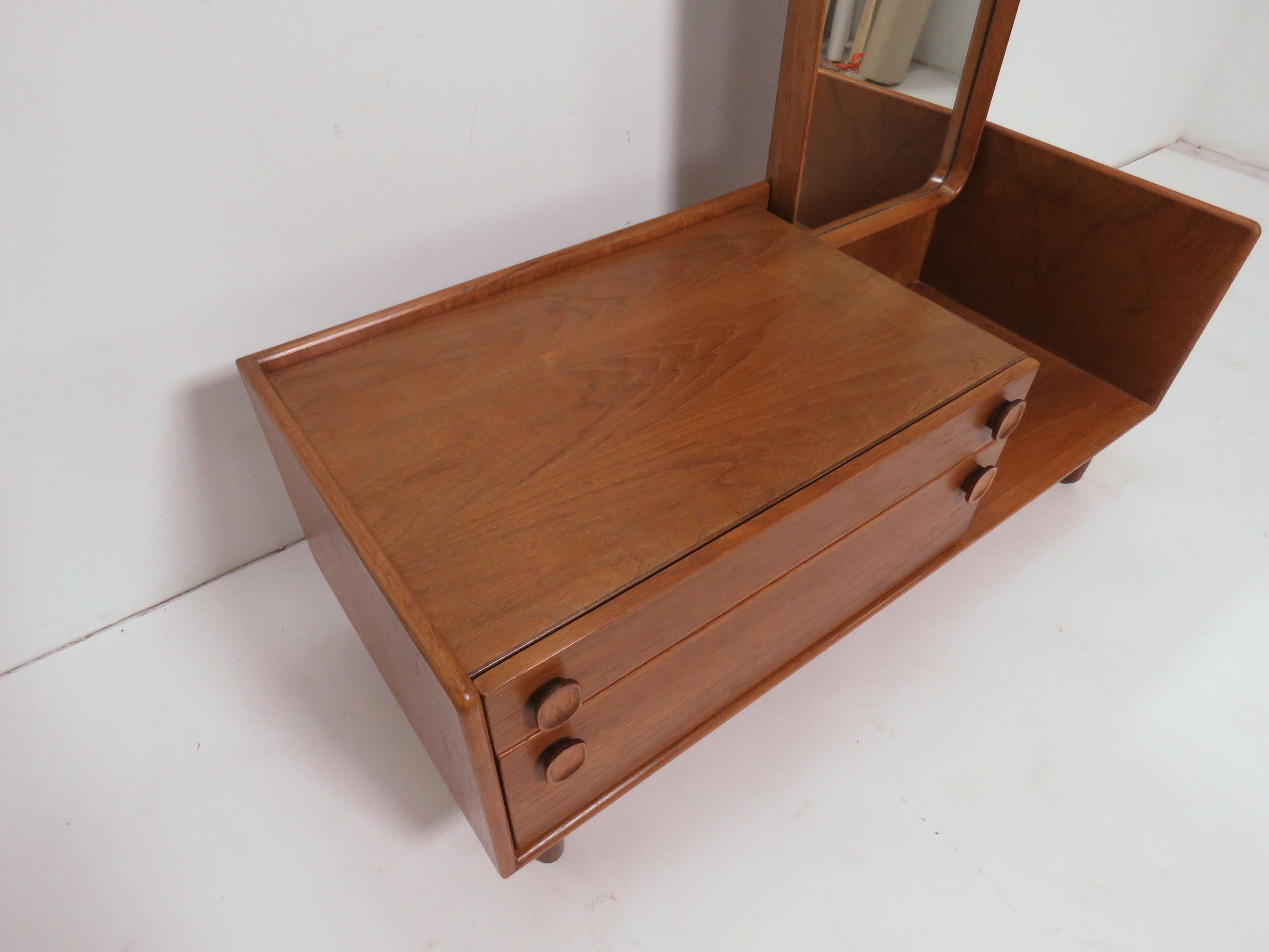 entry table with mirror
