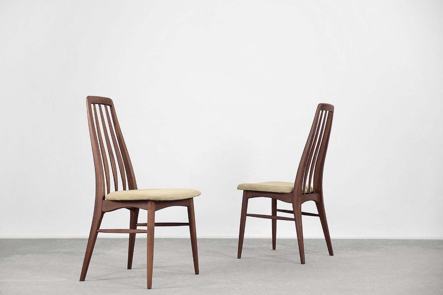 Dieses Set aus zwei modernistischen Eva-Stühlen wurde 1964 von Niels Koefoed für die dänische Manufaktur Koefoed Hornslet entworfen. Diese Stühle sind aus massivem Teakholz gefertigt und mit hochwertigem, leichtem Stoff gepolstert. Dieses Set wurde