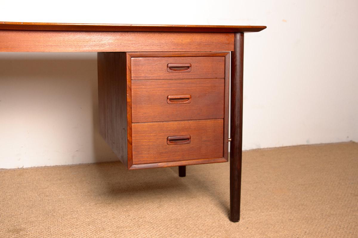 Danish teak executive desk by Gunnar Nielsen Tibergaard 1960. In Excellent Condition For Sale In JOINVILLE-LE-PONT, FR