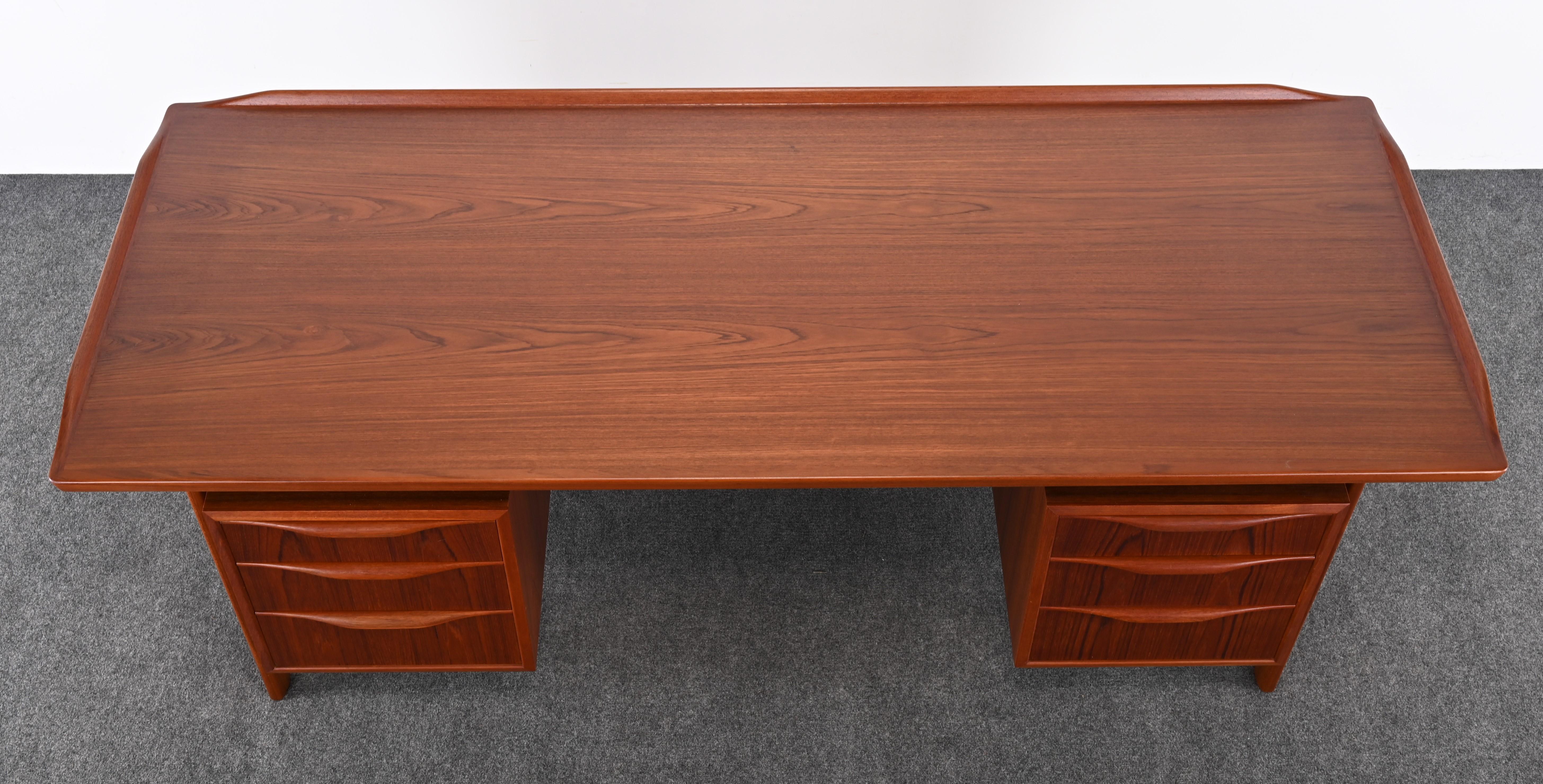 Danish Teak Executive Desk in the manner of Arne Vodder, 1960s In Good Condition For Sale In Hamburg, PA