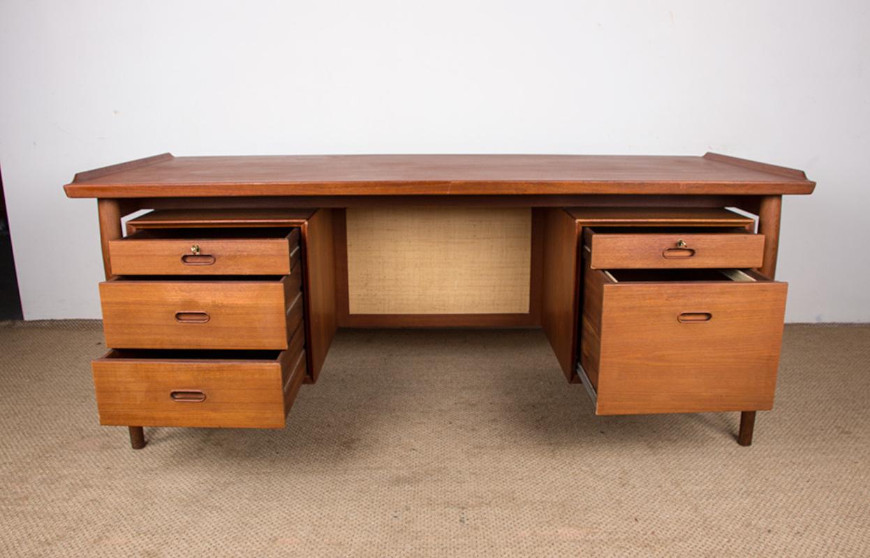 Danish Teak Executive Desk model 206 by Arne Vodder for Sibast 1960. In Excellent Condition In JOINVILLE-LE-PONT, FR