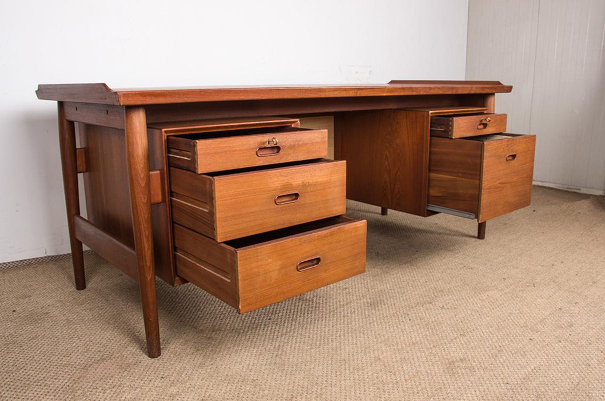 Mid-20th Century Danish Teak Executive Desk model 206 by Arne Vodder for Sibast 1960.