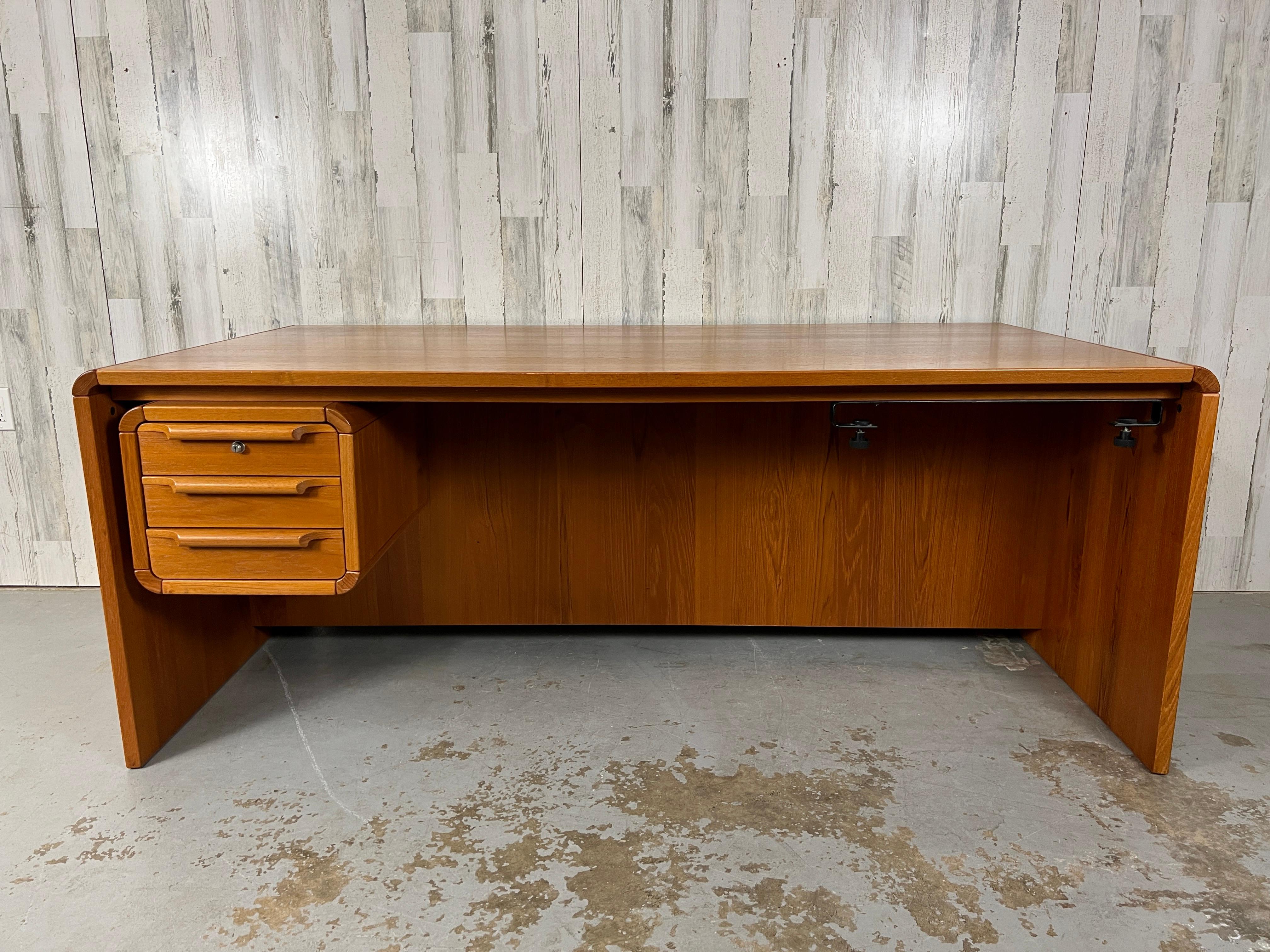Danish Modern Teak Executive Desk & Return. Sculpted drawer pulls & finished back.
Return Measures: 20.88 L X 53 D X 26 H