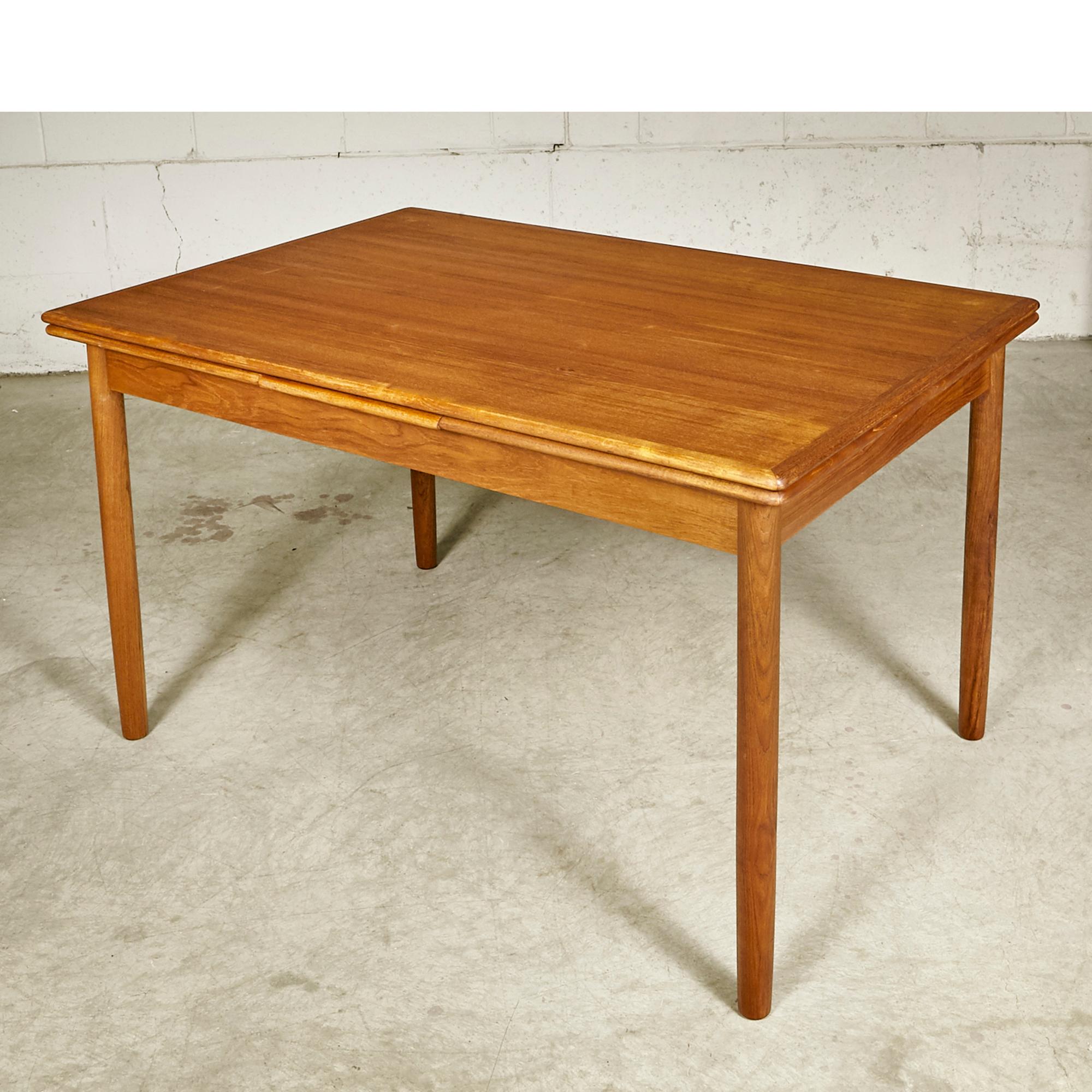 Danish Teak Expandable Dining Room Table In Good Condition For Sale In Amherst, NH