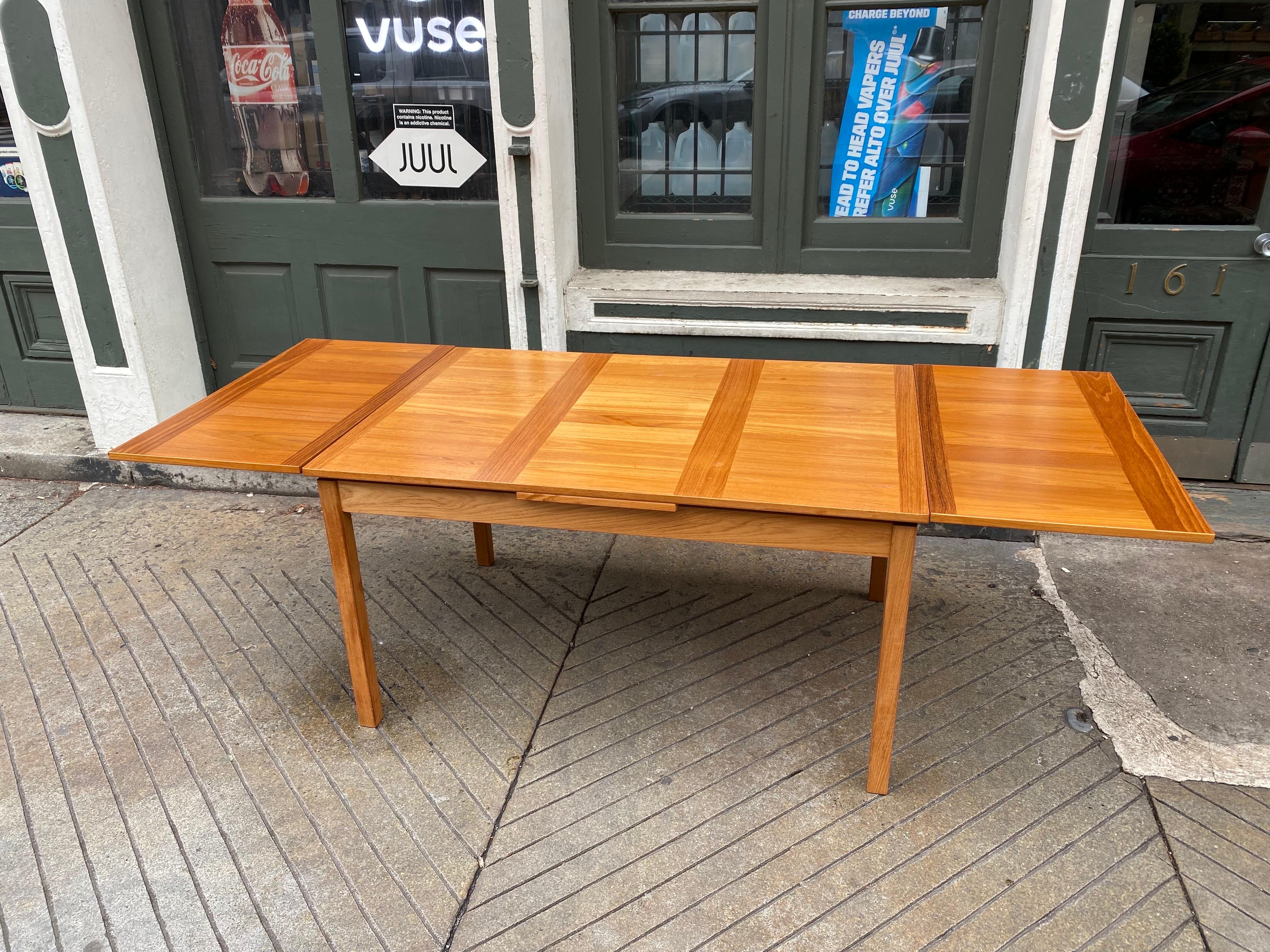 Tavolo da pranzo in teak danese con 2 foglie estraibili! Il tavolo chiuso misura 35,5 x 53