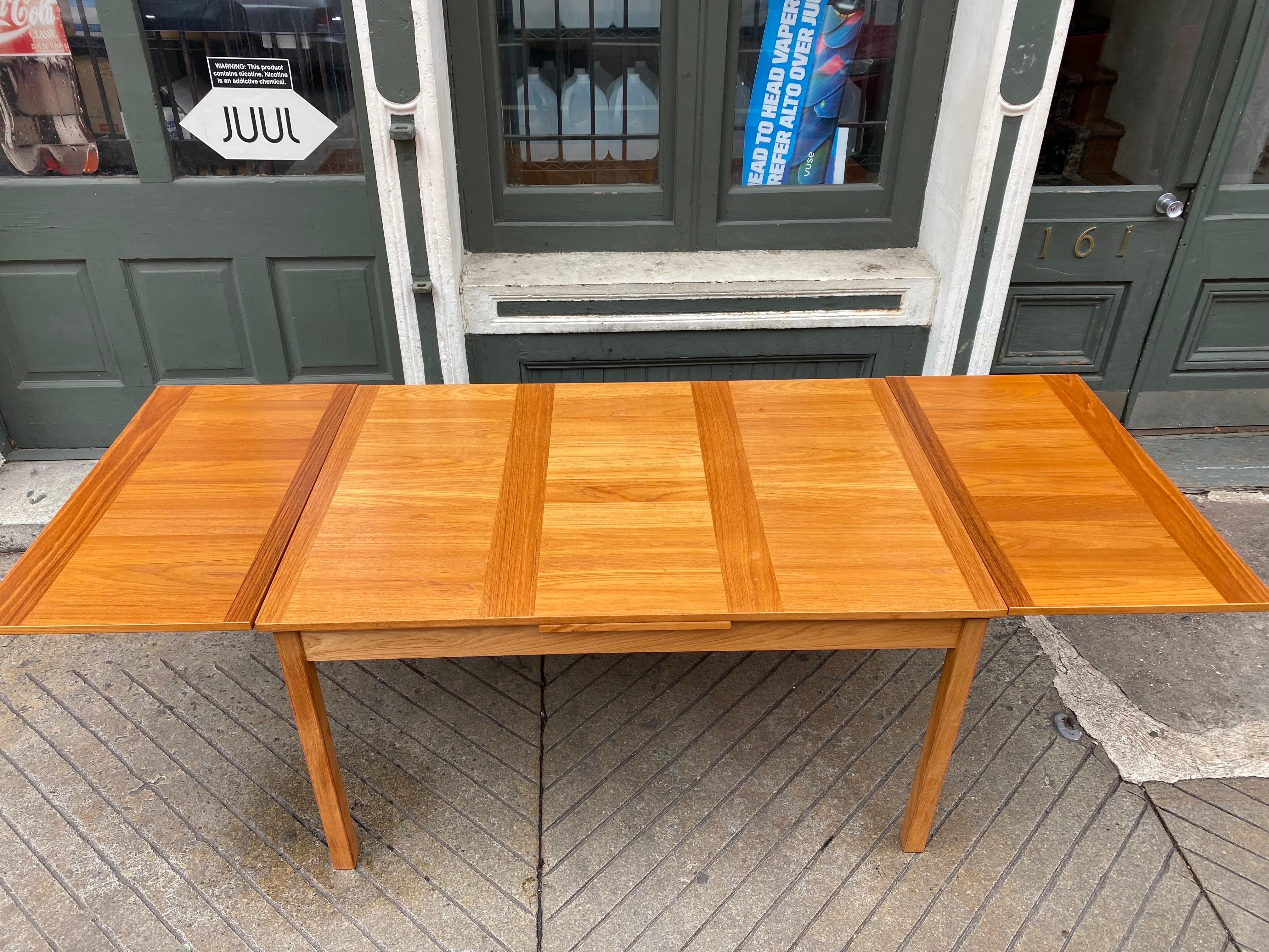 Mid-Century moderno Tavolo da pranzo danese in teak espandibile