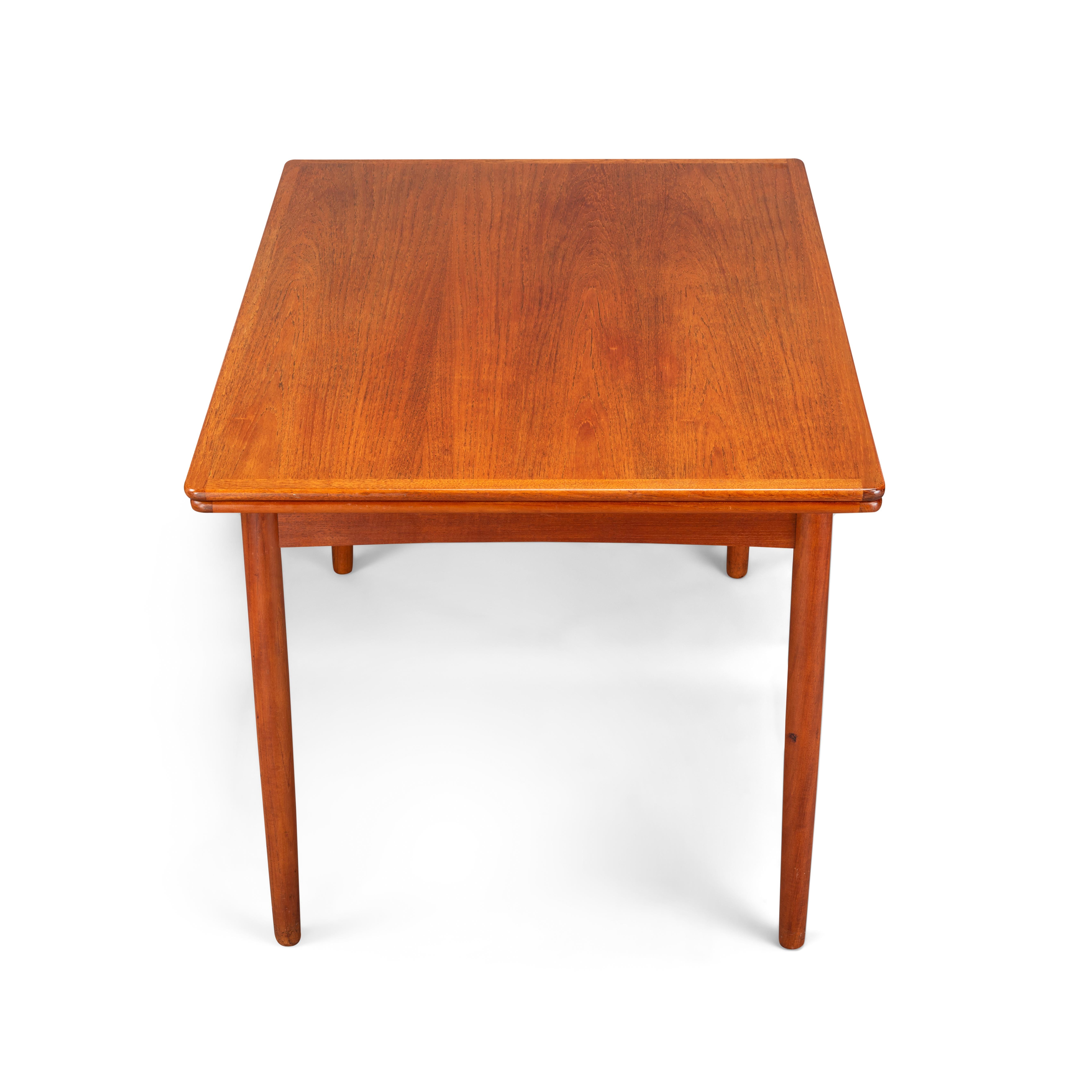 Mid-Century Modern Table de salle à manger danoise à rallonge en teck, années 1960 en vente