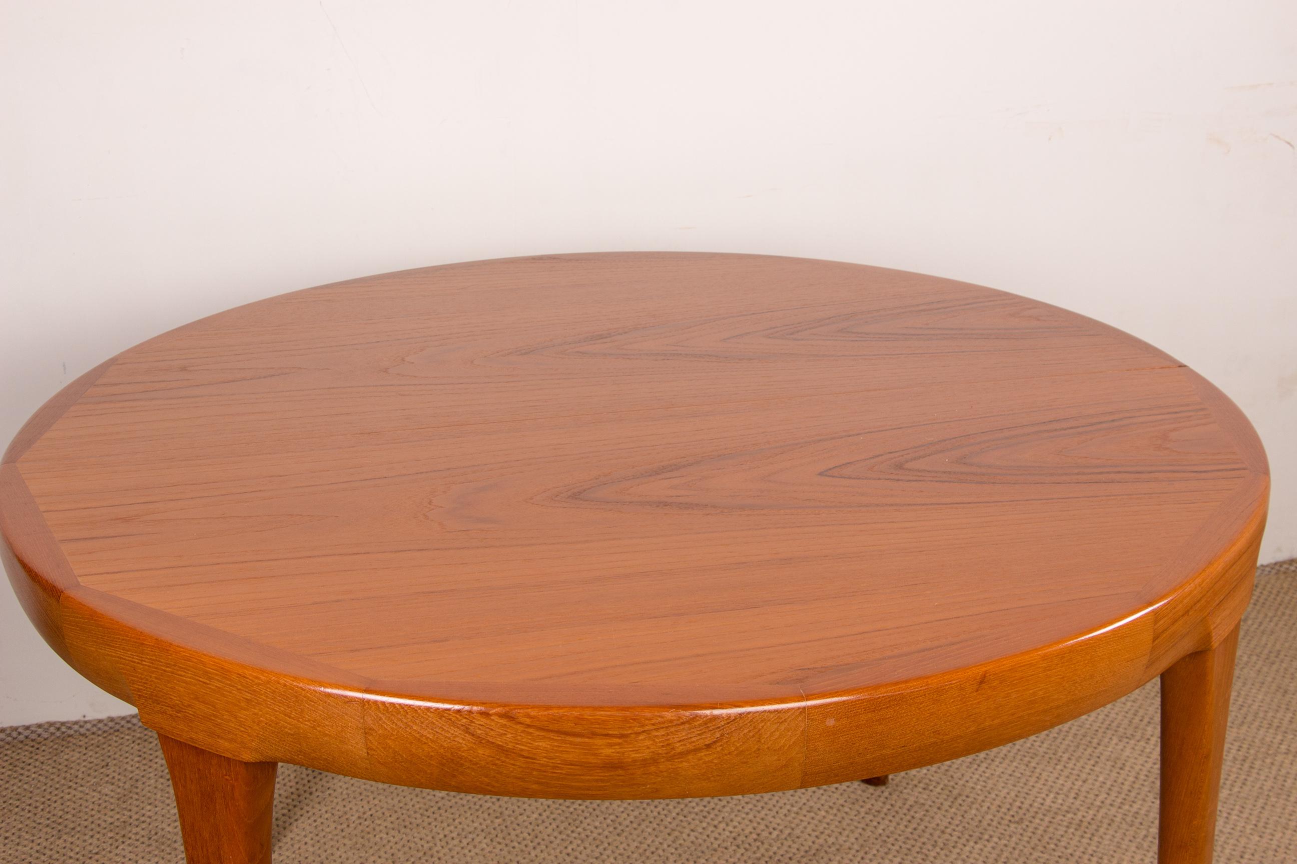 Magnífica mesa de comedor escandinava de grandes dimensiones. Con sus 2 grandes extensiones independientes, puede alojar hasta 10 personas. Fabricación de muy buena calidad, diseño sobrio y muy elegante.