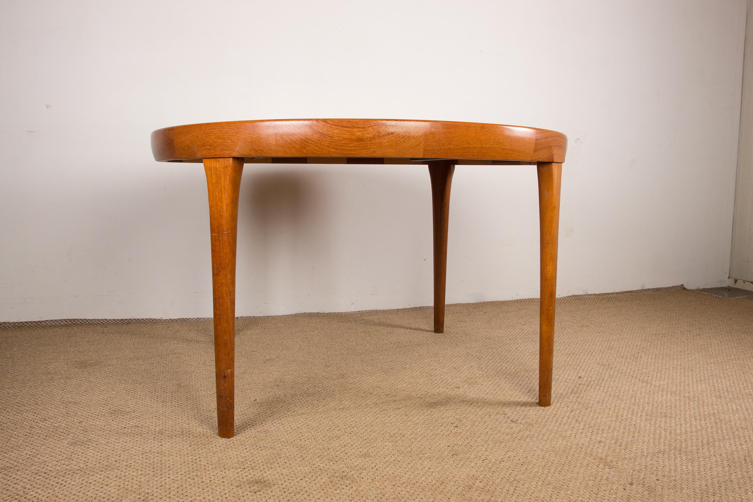 Mesa de comedor extensible danesa de teca, Ib Kofod-Larsen para Faarup Mobelfabrik 1960 mediados del siglo XX en venta