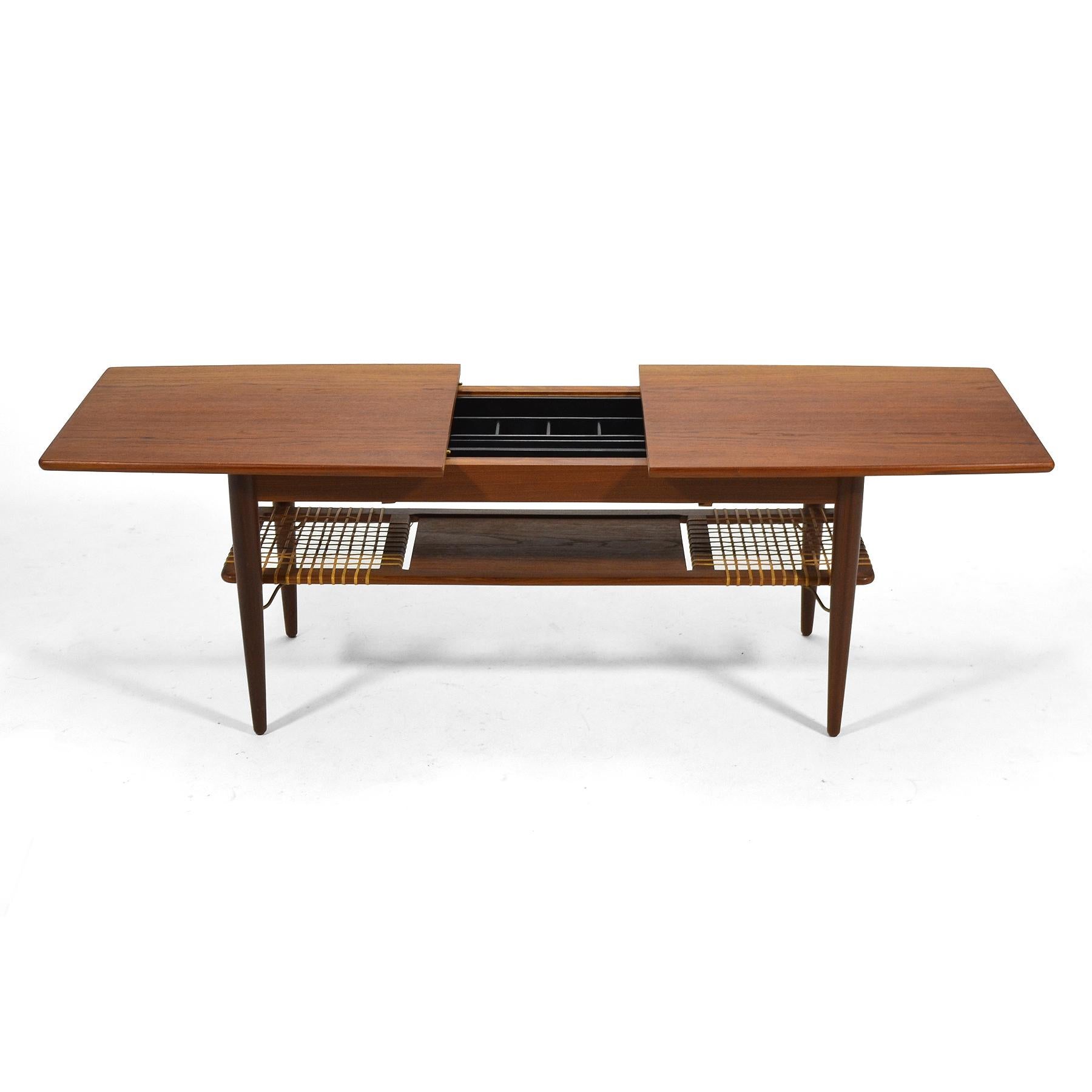 Danish Teak Extension Coffee Table In Good Condition For Sale In Highland, IN