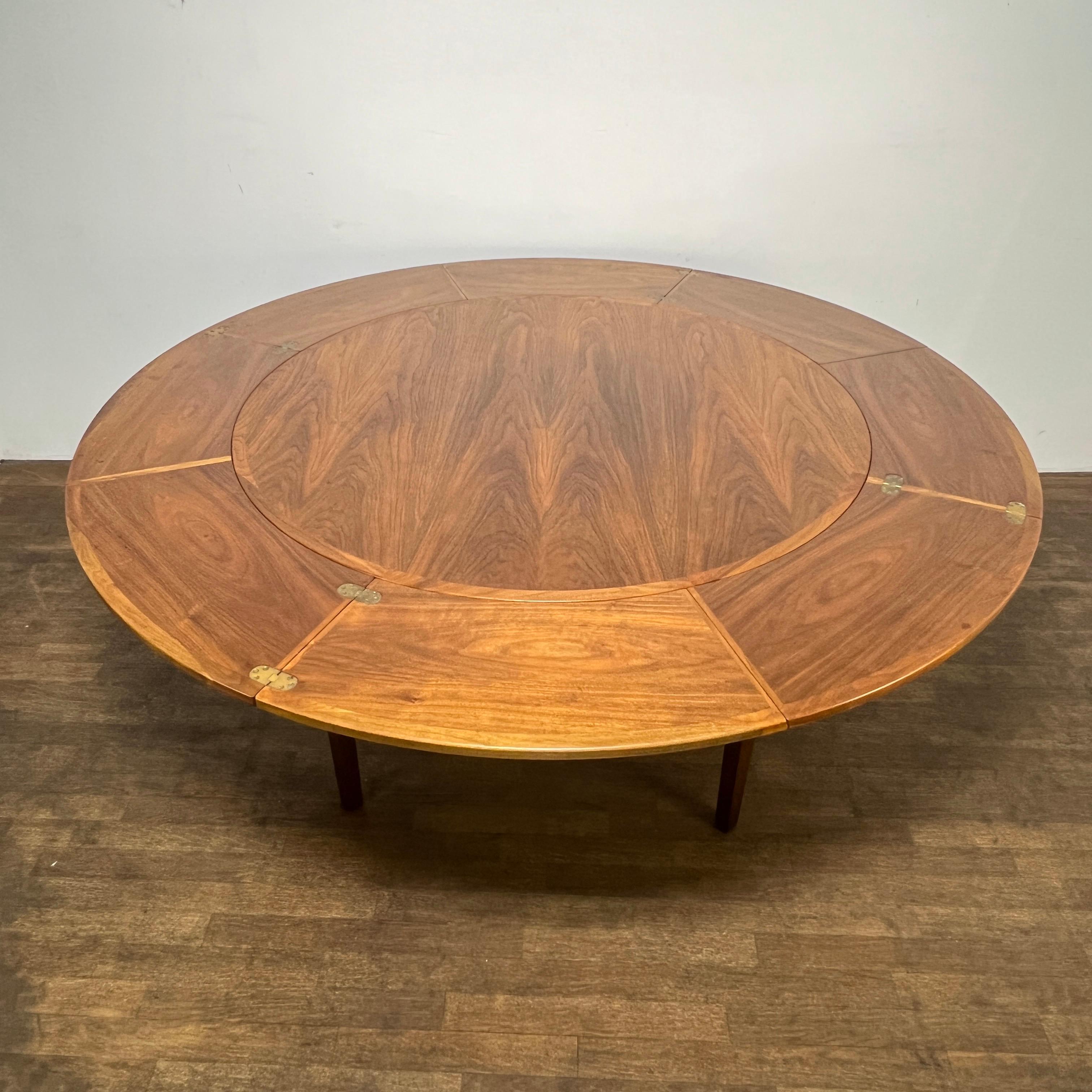 Dänischer Teakholz Klapptisch oder Lotus Esstisch von Dyrlund, CIRCA 1970er (Skandinavische Moderne) im Angebot