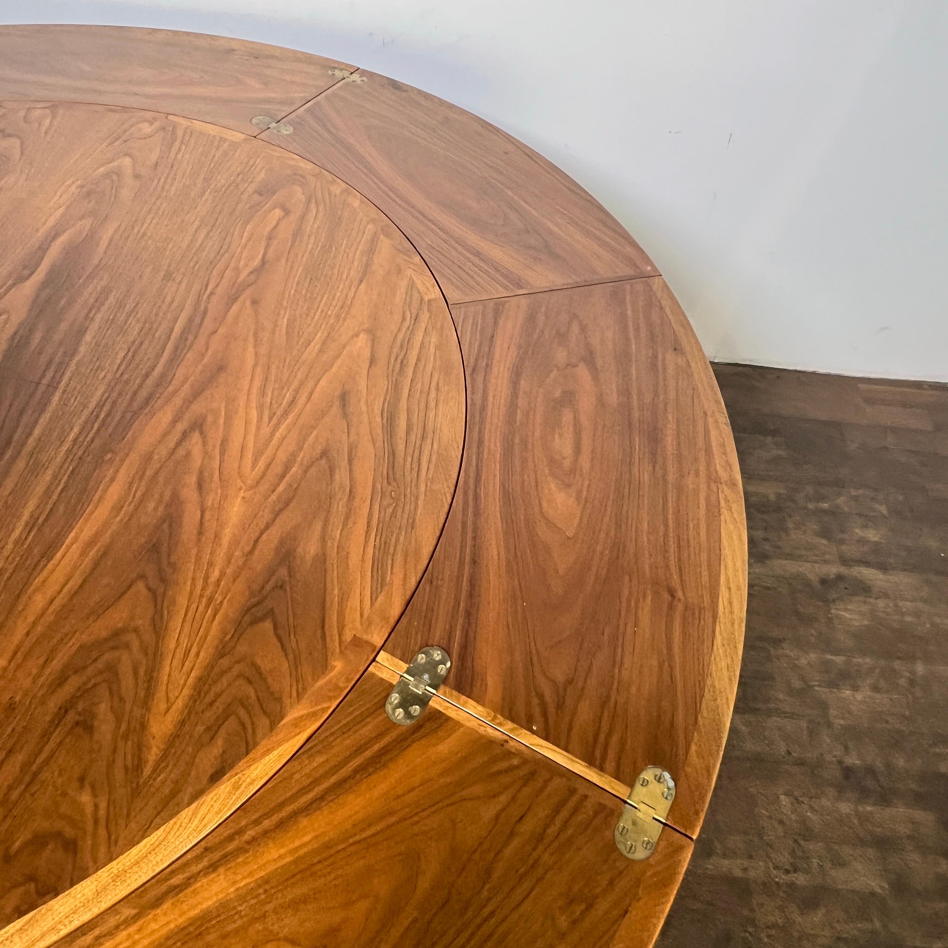 Dänischer Teakholz Klapptisch oder Lotus Esstisch von Dyrlund, CIRCA 1970er im Zustand „Gut“ im Angebot in Peabody, MA