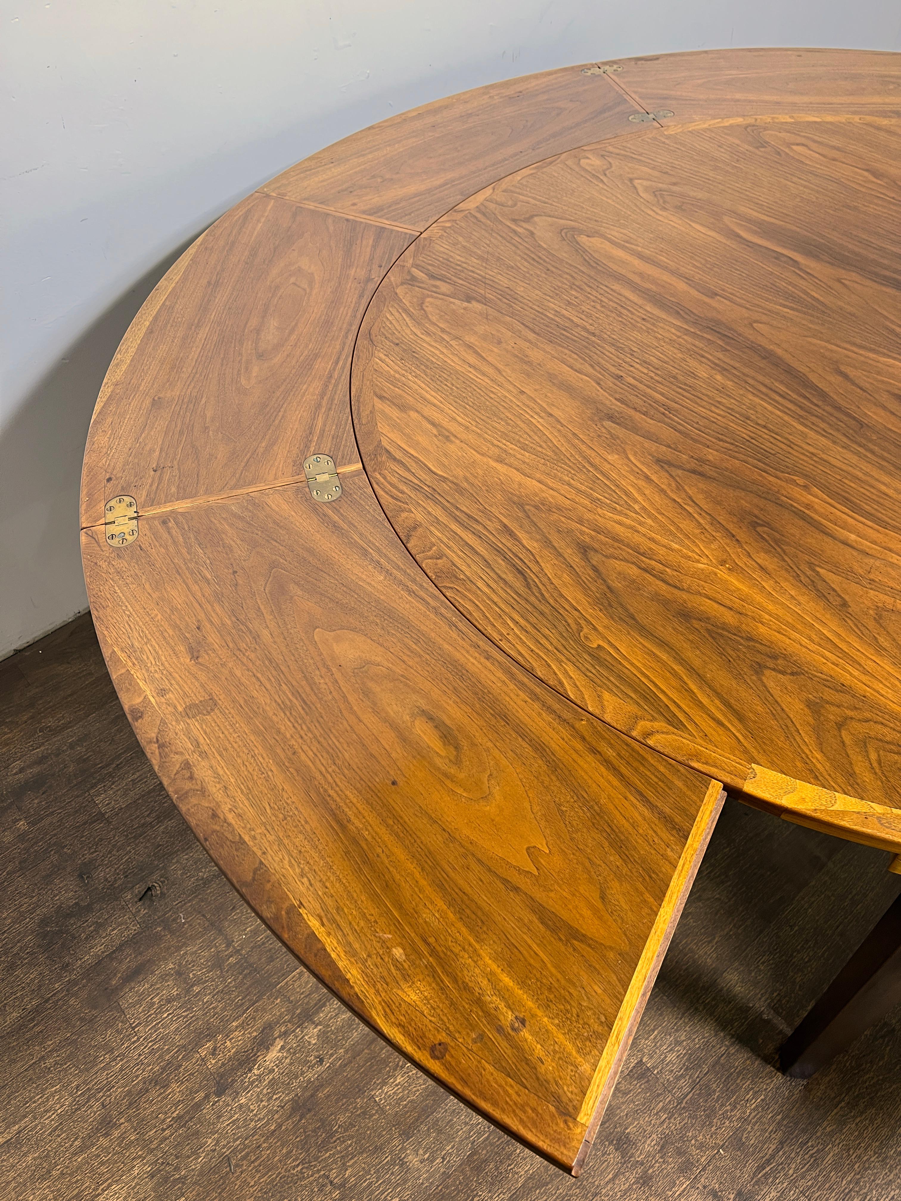Dänischer Teakholz Klapptisch oder Lotus Esstisch von Dyrlund, CIRCA 1970er im Angebot 1