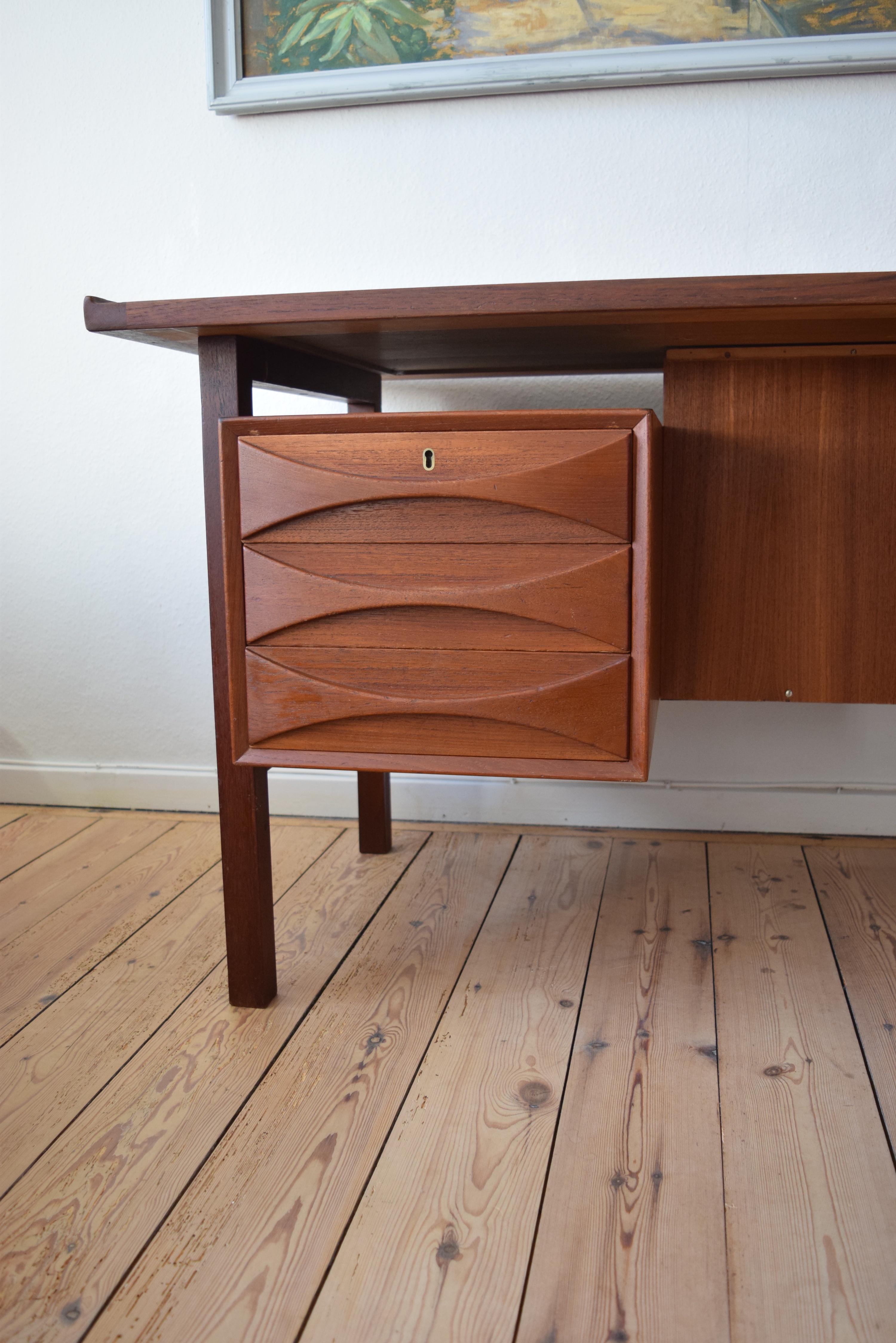 Mid-Century Modern Danish Teak Floating Executive Desk, 1960s, Denmark