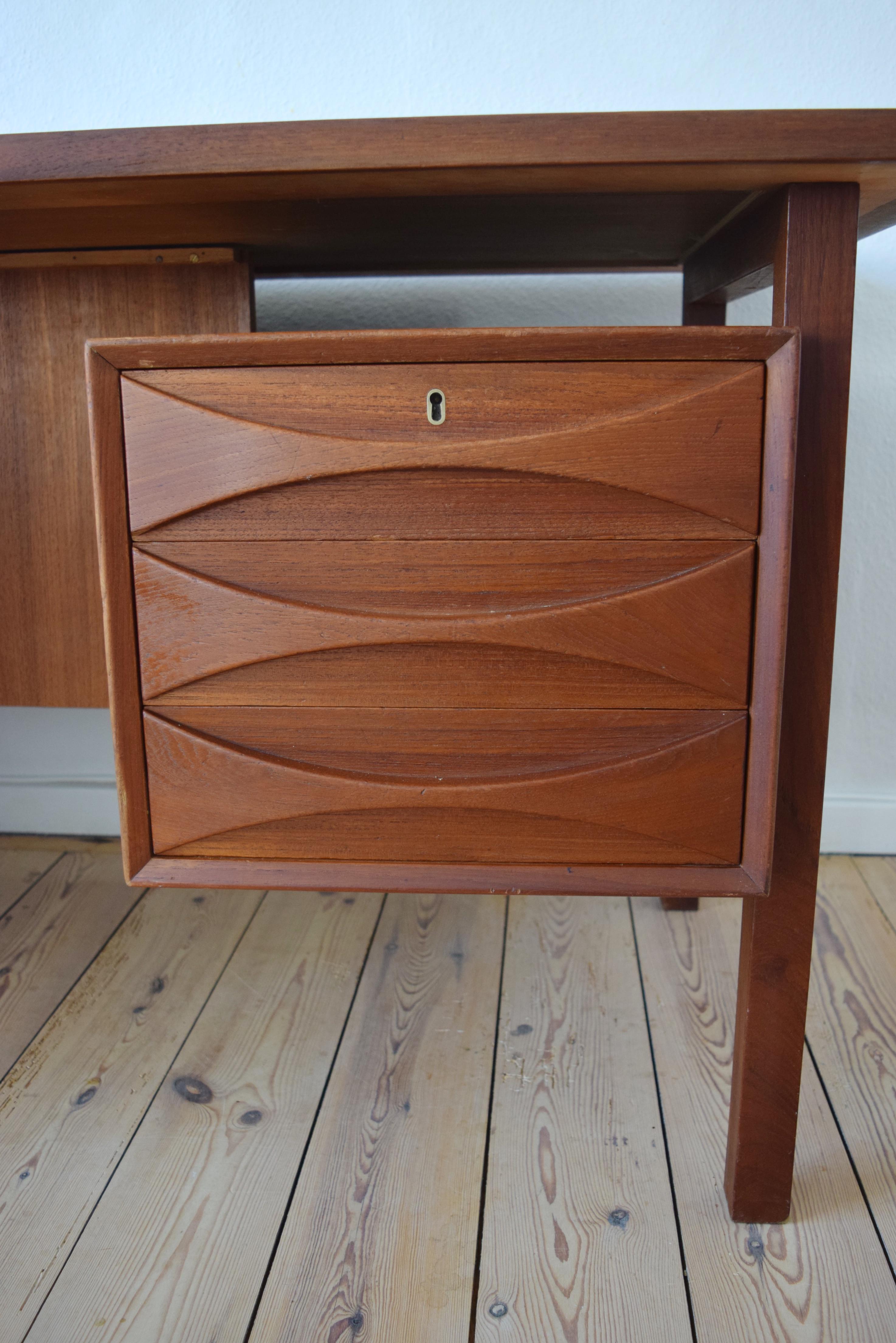 Danish Teak Floating Executive Desk, 1960s, Denmark In Good Condition In Nyborg, DK