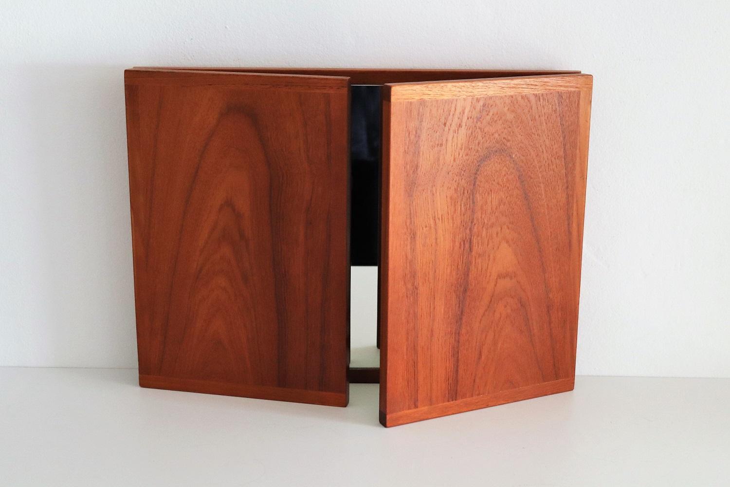 Danish Teak Foldable Wall Mirror by Kai Kristiansen for Aksel Kjersgaard, 1960s In Good Condition In Morazzone, Varese