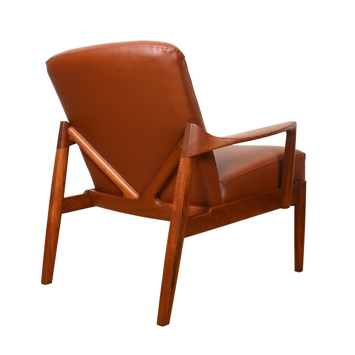 Nous avons le plaisir de proposer cette chaise spéciale de Tove & Edvard Kindt-Larsen avec un cadre en teck aussi beau de l'arrière que de l'avant.
Les accoudoirs enserrent le pied du dossier, ce qui permet d'emboîter le coussin du dossier dans le