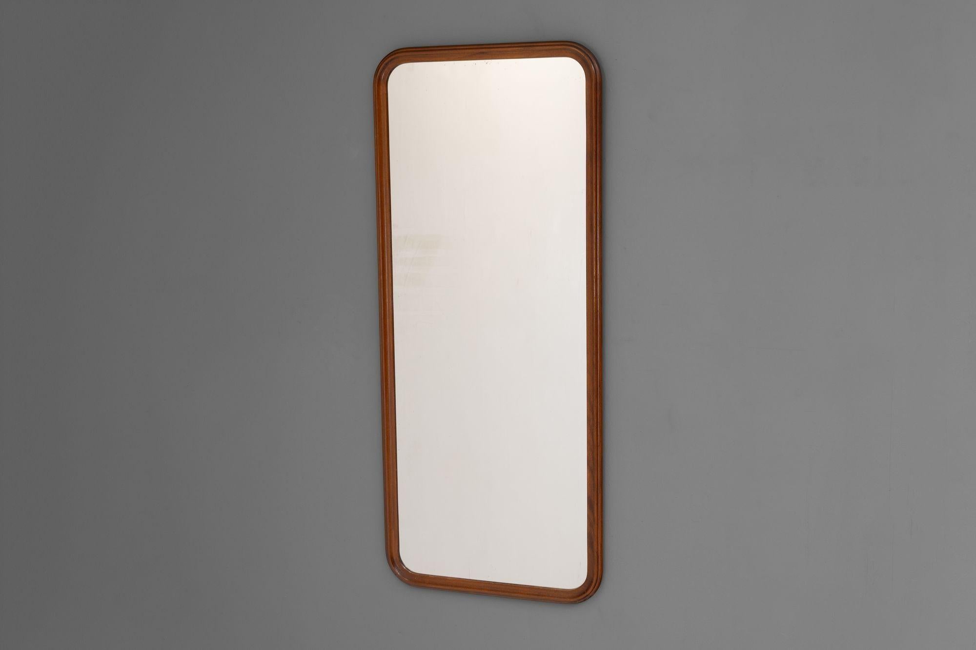 Espejo danés con marco de teca y forma orgánica. Alrededor de 1960.
A 108 cm x A 46 cm x P 3 cm
Ponte en contacto con nosotros para obtener un presupuesto exacto del envío.