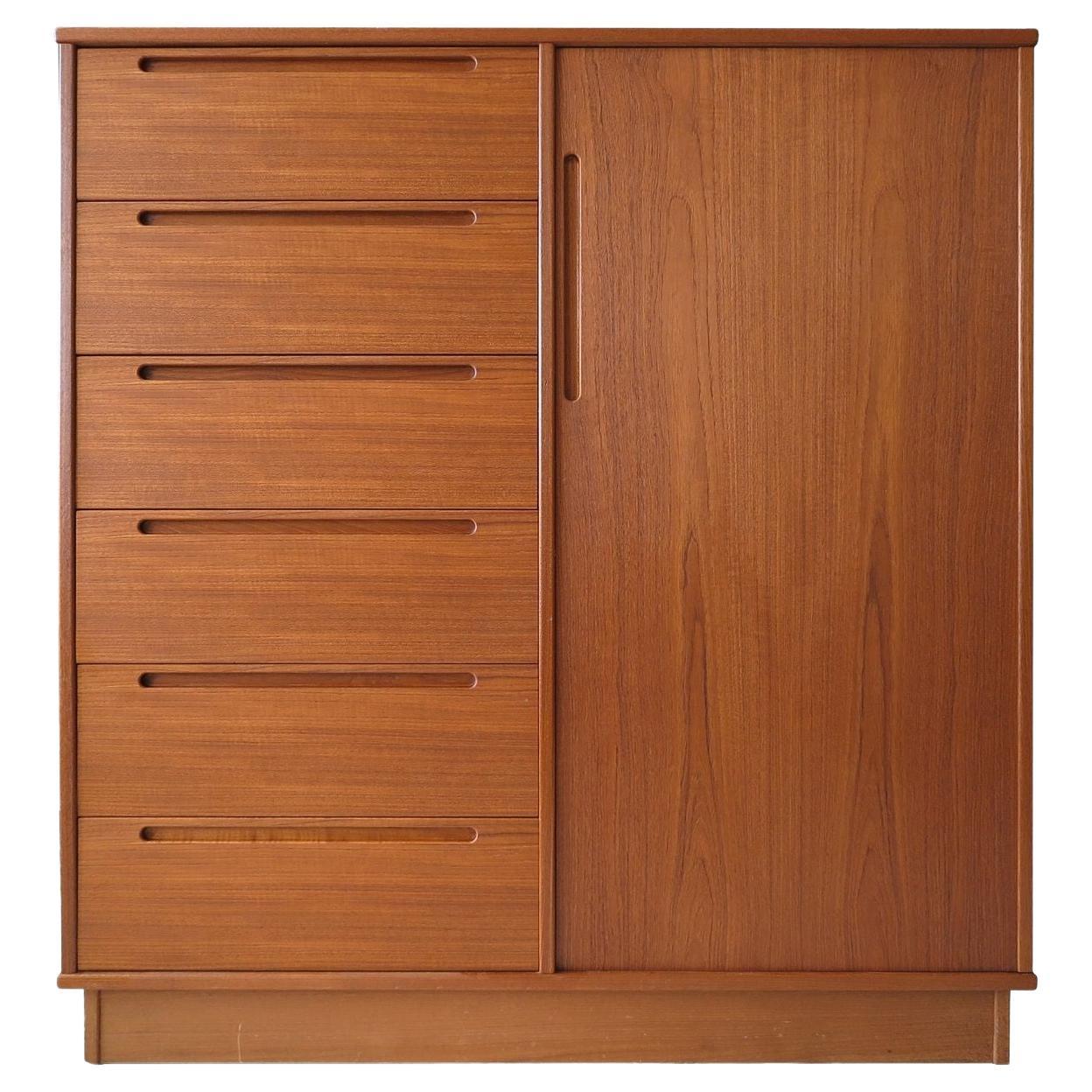 Dänische Teakholz-Gentleman
s Chest / Schrank von Nils Jonsson für Torring im Angebot