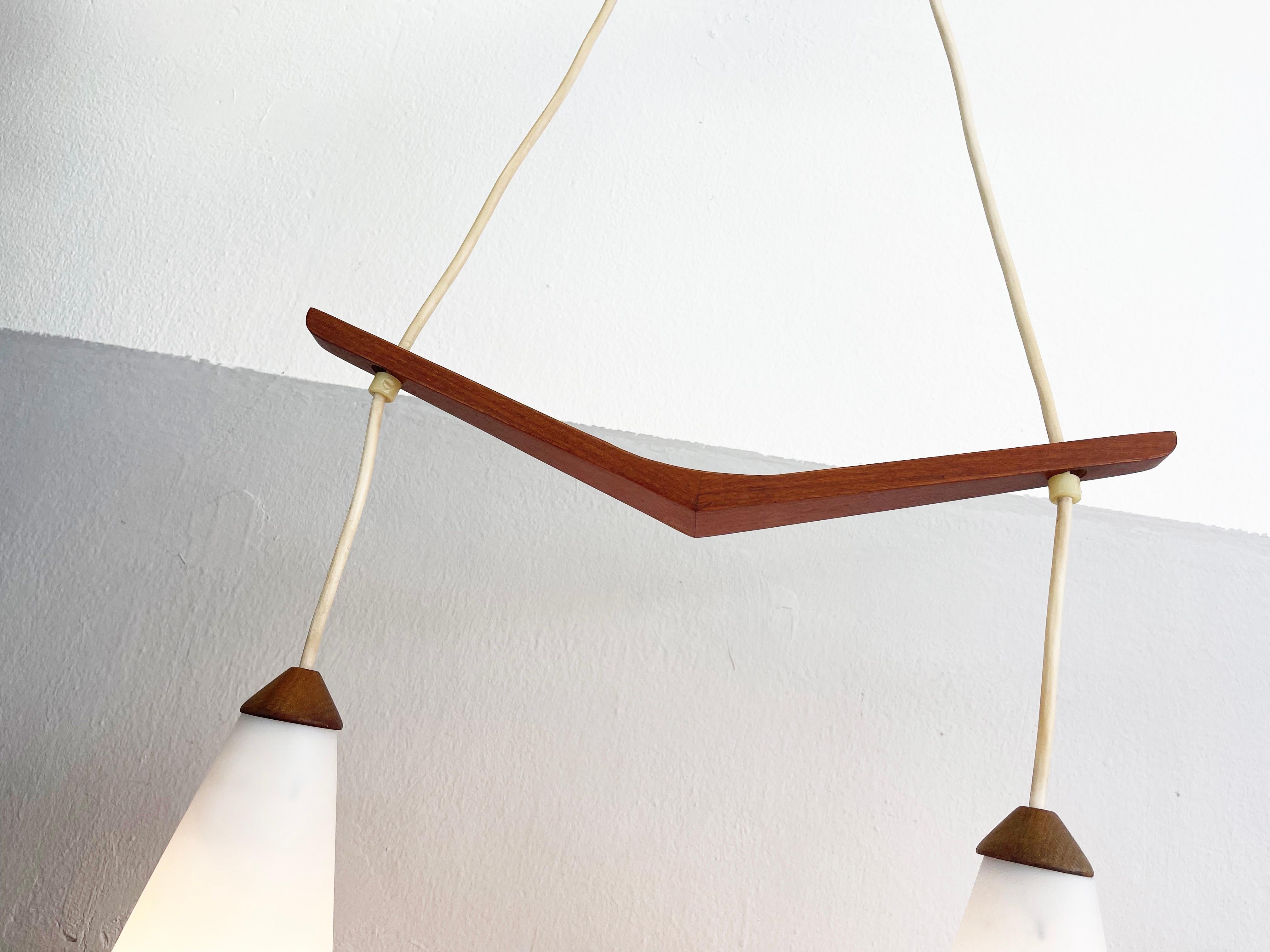 Mid-Century Modern Lights suspendues en teck danois, gouttes de verre opalin blanc, 1960s en vente