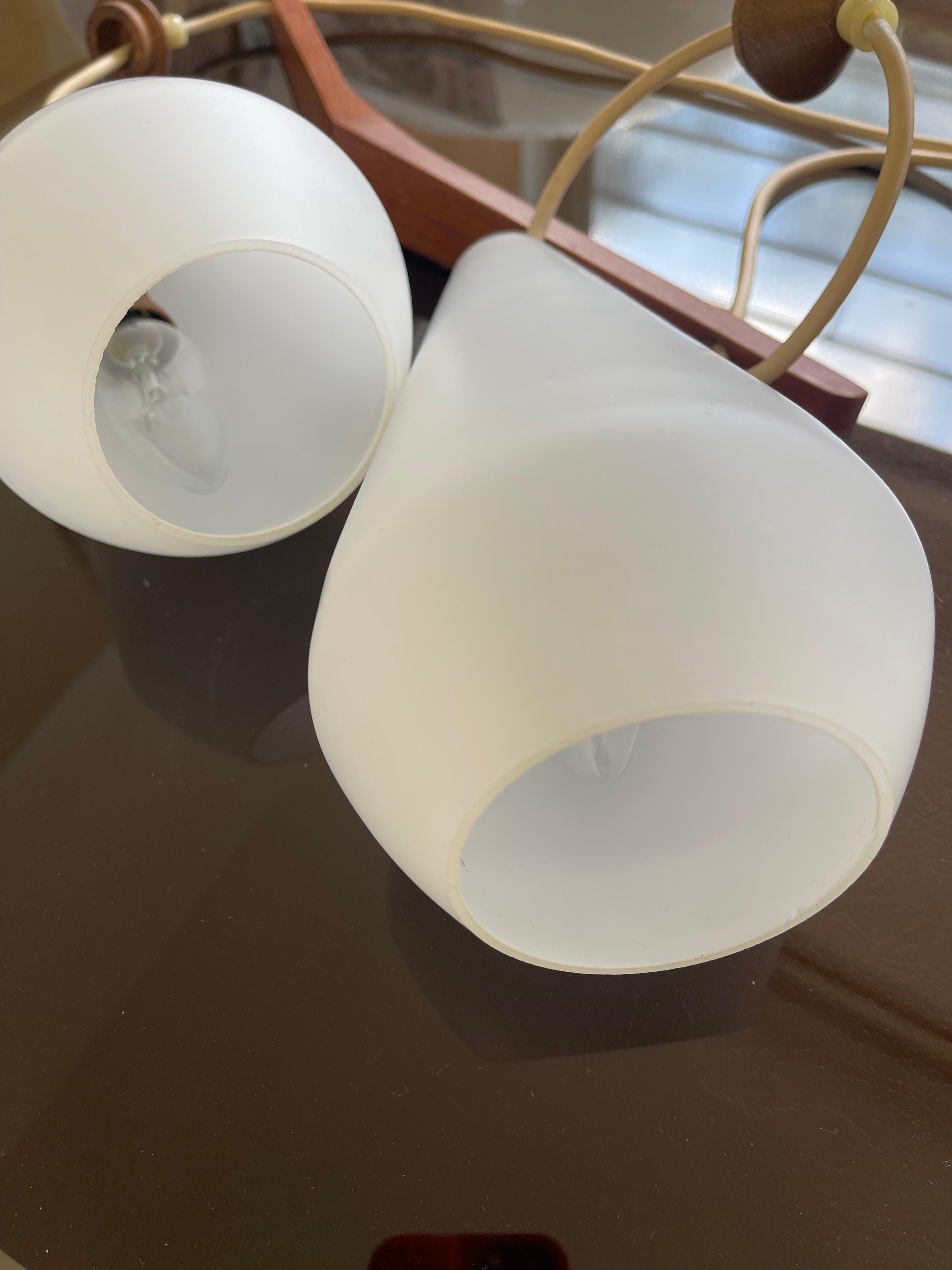 Danois Lights suspendues en teck danois, gouttes de verre opalin blanc, 1960s en vente