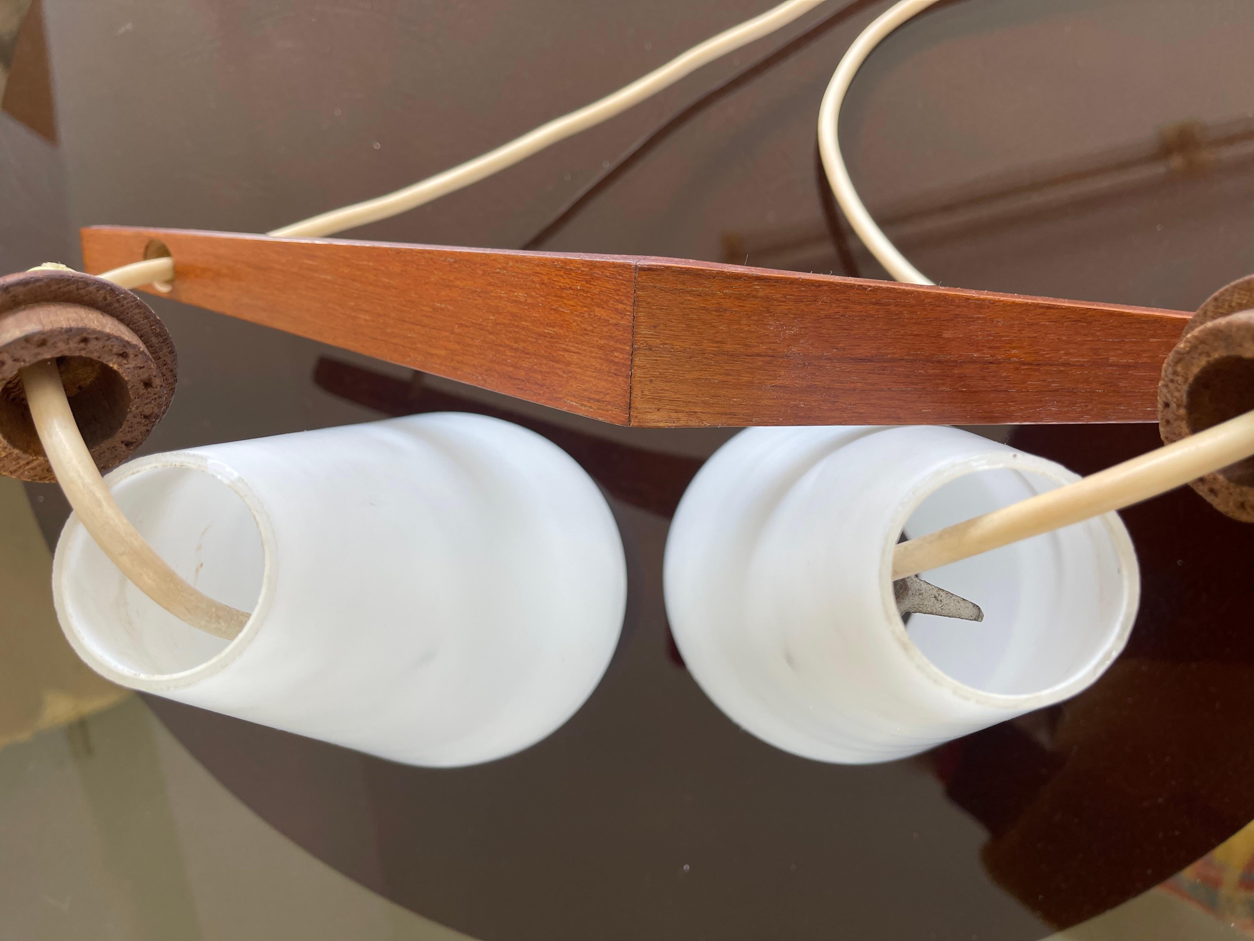 Fait main Lights suspendues en teck danois, gouttes de verre opalin blanc, 1960s en vente