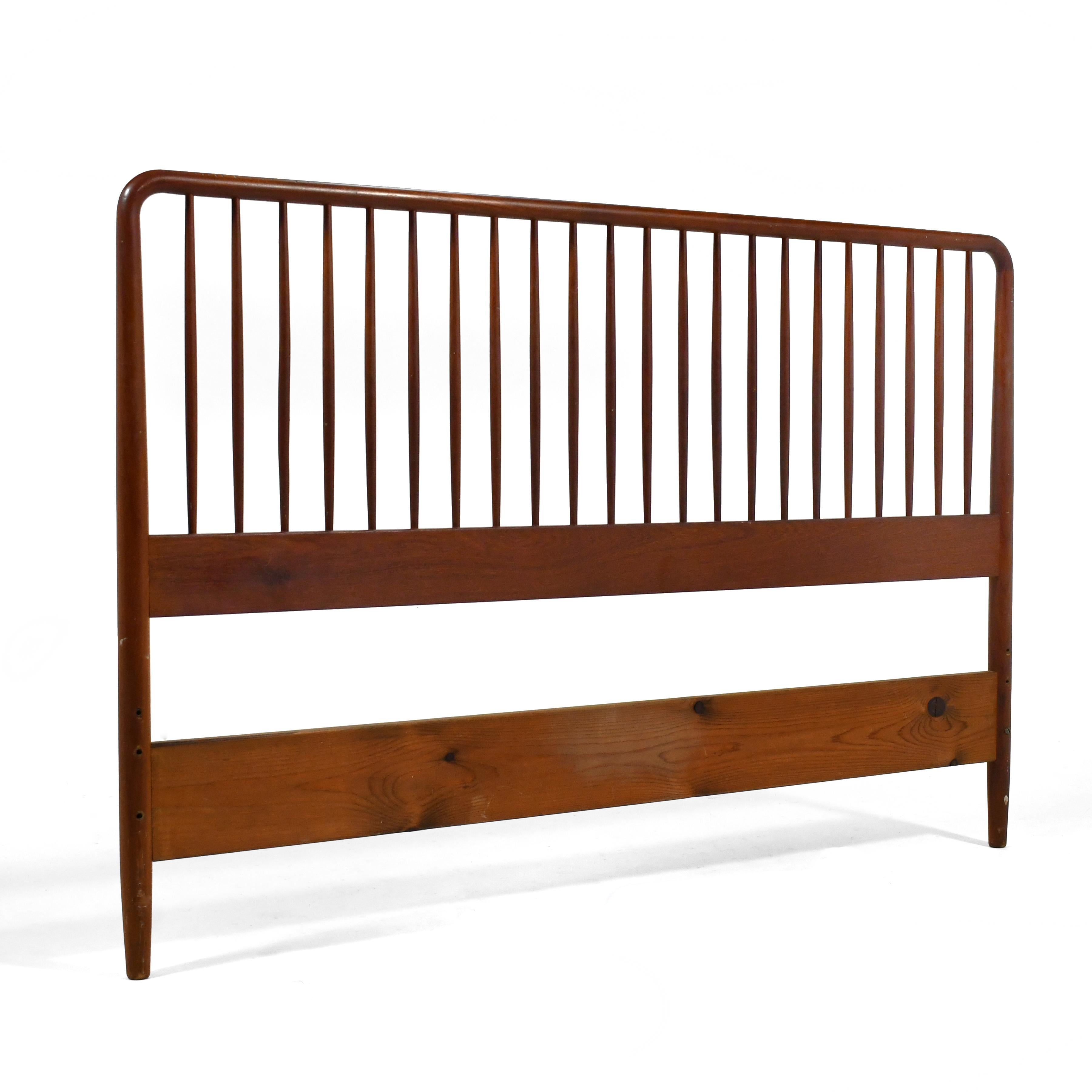 Dieses auffallend schlichte und elegante Kopfteil aus massivem, altgewachsenem Teakholz zeigt den Einfluss des Shaker-Designs auf die dänischen Designer der Mitte des Jahrhunderts. Das wahrscheinlich von S. Winters Møbelsnedkeri gefertigte