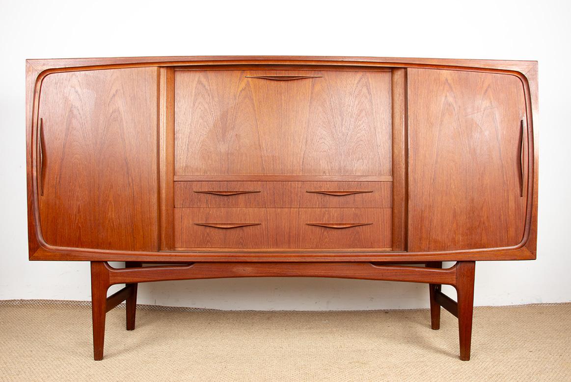 Herrliches skandinavisches Highboard-Sideboard. Zwei große Schiebetüren erstrecken sich über die gesamte Länge des Schrankes. Auf der linken Seite befinden sich zwei verstellbare Einlegeböden. In der Mitte, unten, befinden sich zwei große