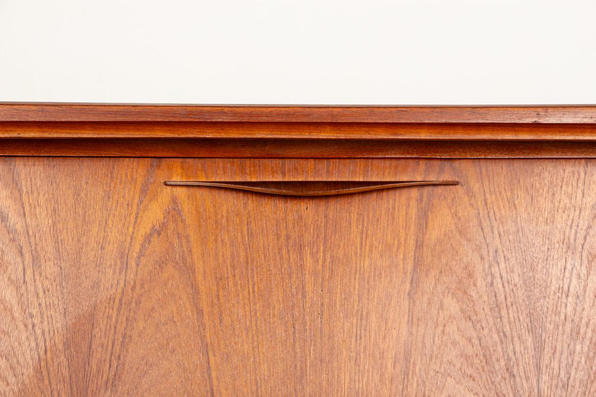 Dänisches Highboard aus Teakholz von Ærthoj Jensen und Mølholm Herning 1960er Jahre. (Mitte des 20. Jahrhunderts) im Angebot
