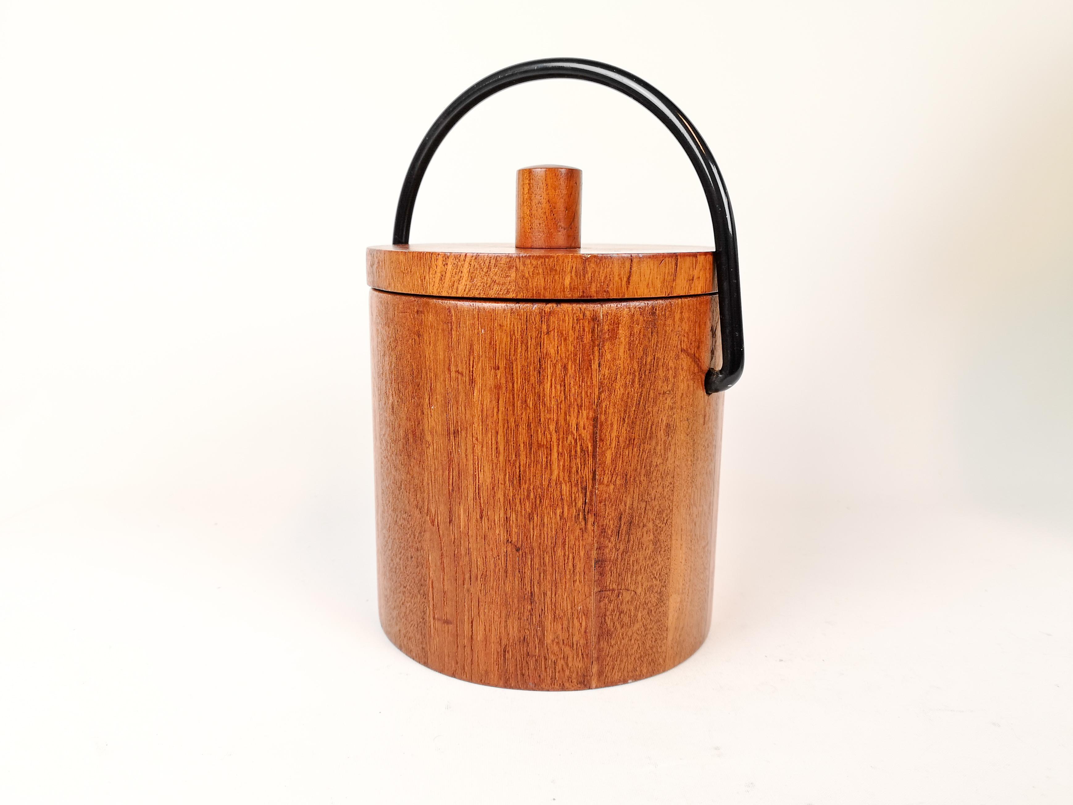 This ice bucket is in solid teak with rubber interior. Made in Denmark in the 1960s, and designed by Flemming Digsmed. 

Good condition.
 