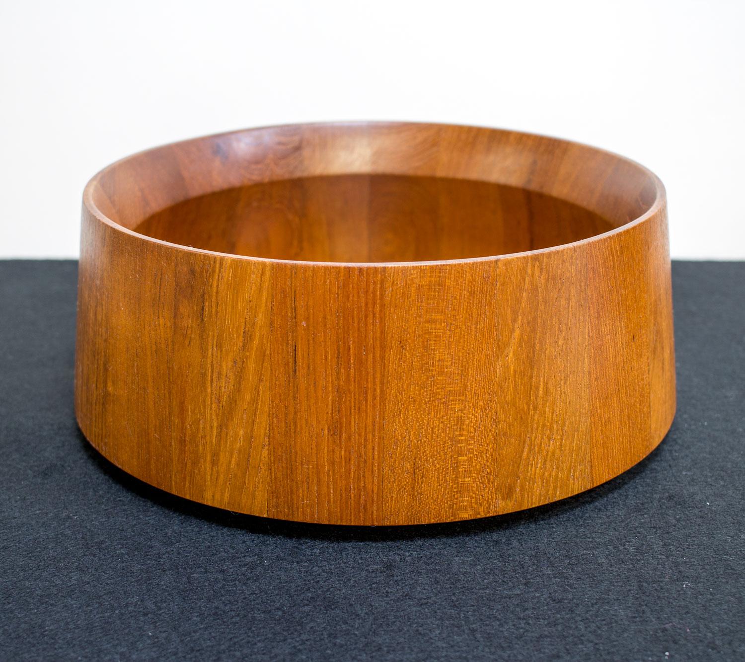 Round teak bowl designed by Jens Quistgaard, a Danish sculptor and industrial designer, for Dansk Designs in the late 1950s.