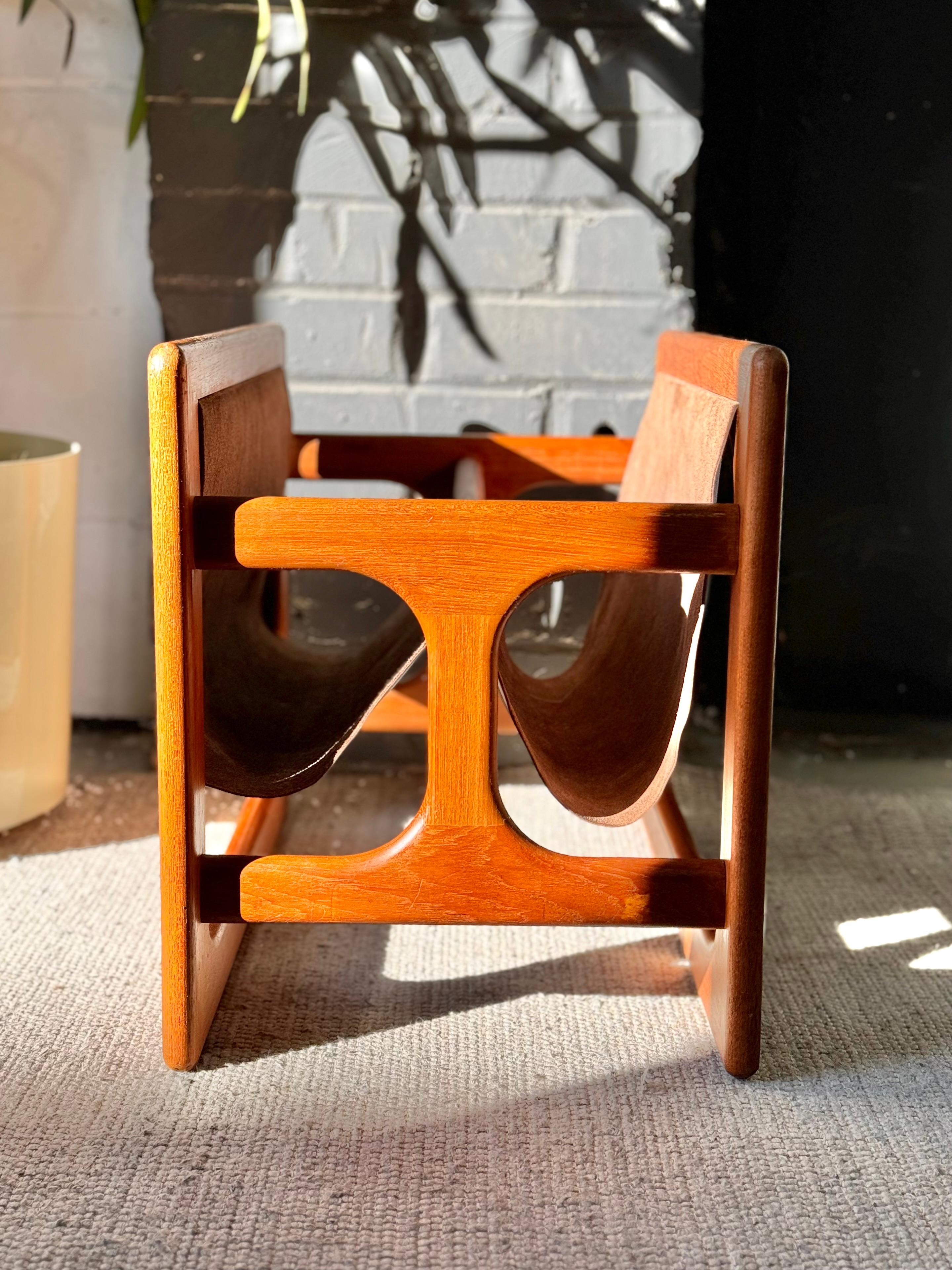 Sublime vintage Danish teak magazine rack. Leather & suede lined pouch. Beautiful texture play between the construction materials.

Functional & a great statement piece. 