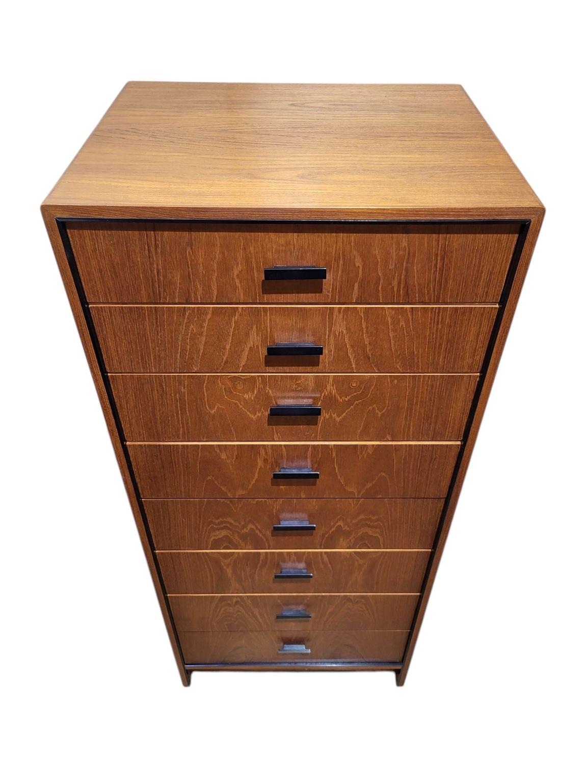 Metà XX secolo Cassapanca per lingerie in teak danese di Folster, venduta da Maurice Villency NYC in vendita
