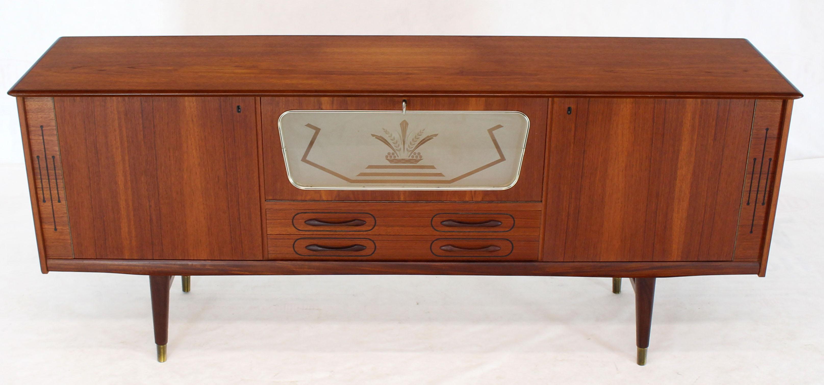 Danish Teak Long Sideboard Credenza with Art Deco Style Etched Glass Insert In Good Condition In Rockaway, NJ