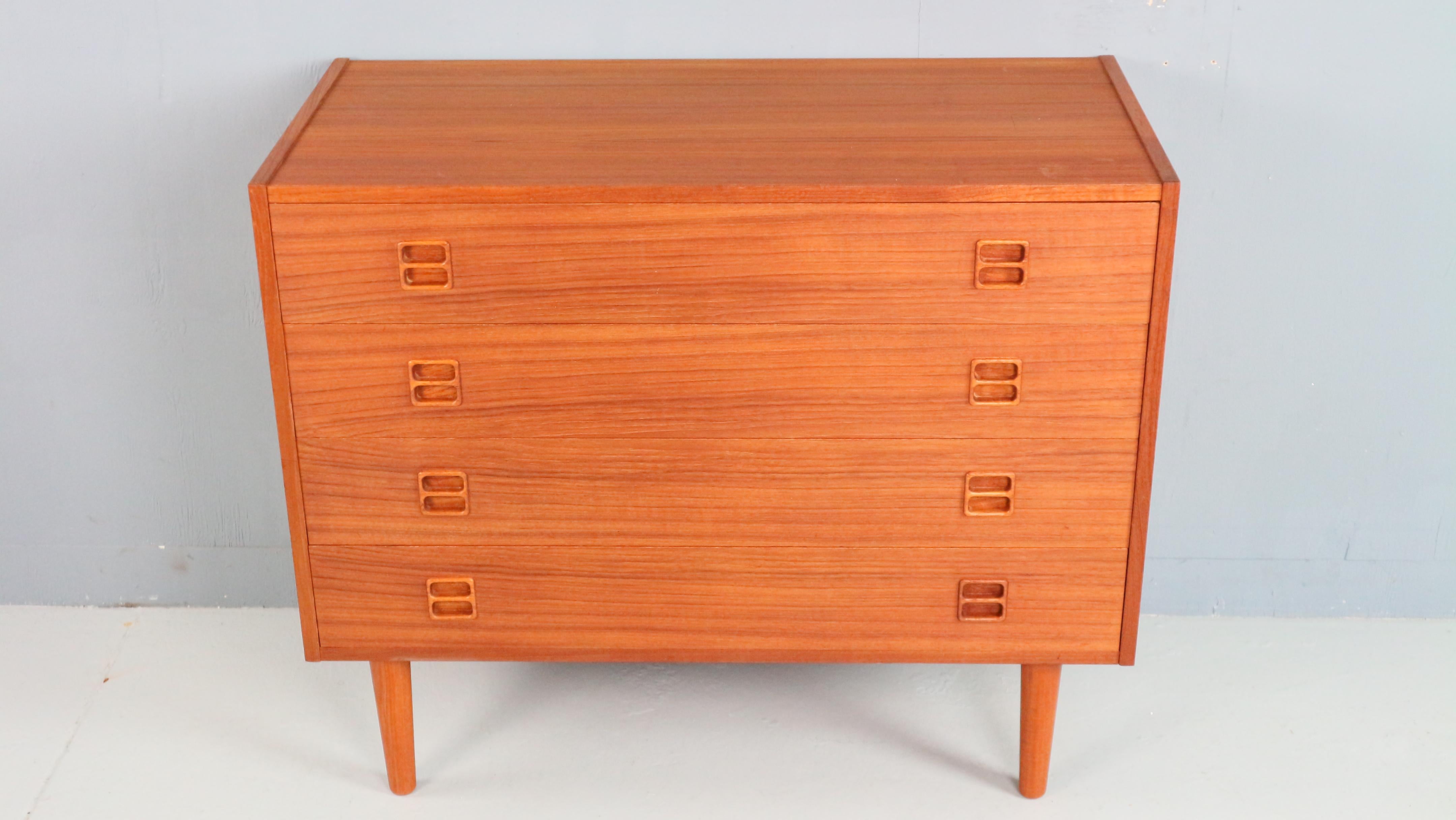 Mid-Century Modern Coffre bas danois en teck à quatre tiroirs, années 1960 en vente