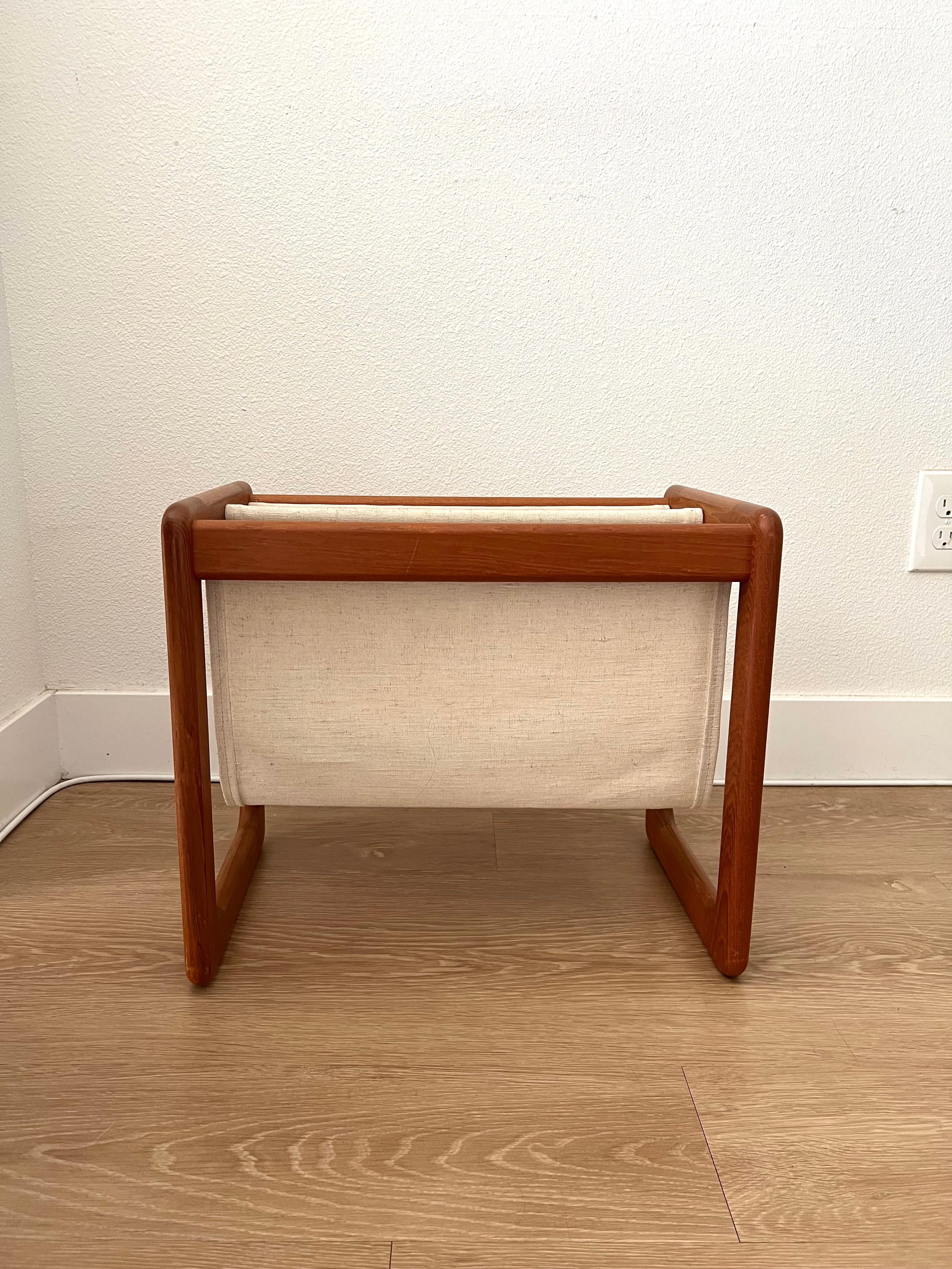 Danish teak magazine rack with natural linen  In Good Condition For Sale In Portland, OR