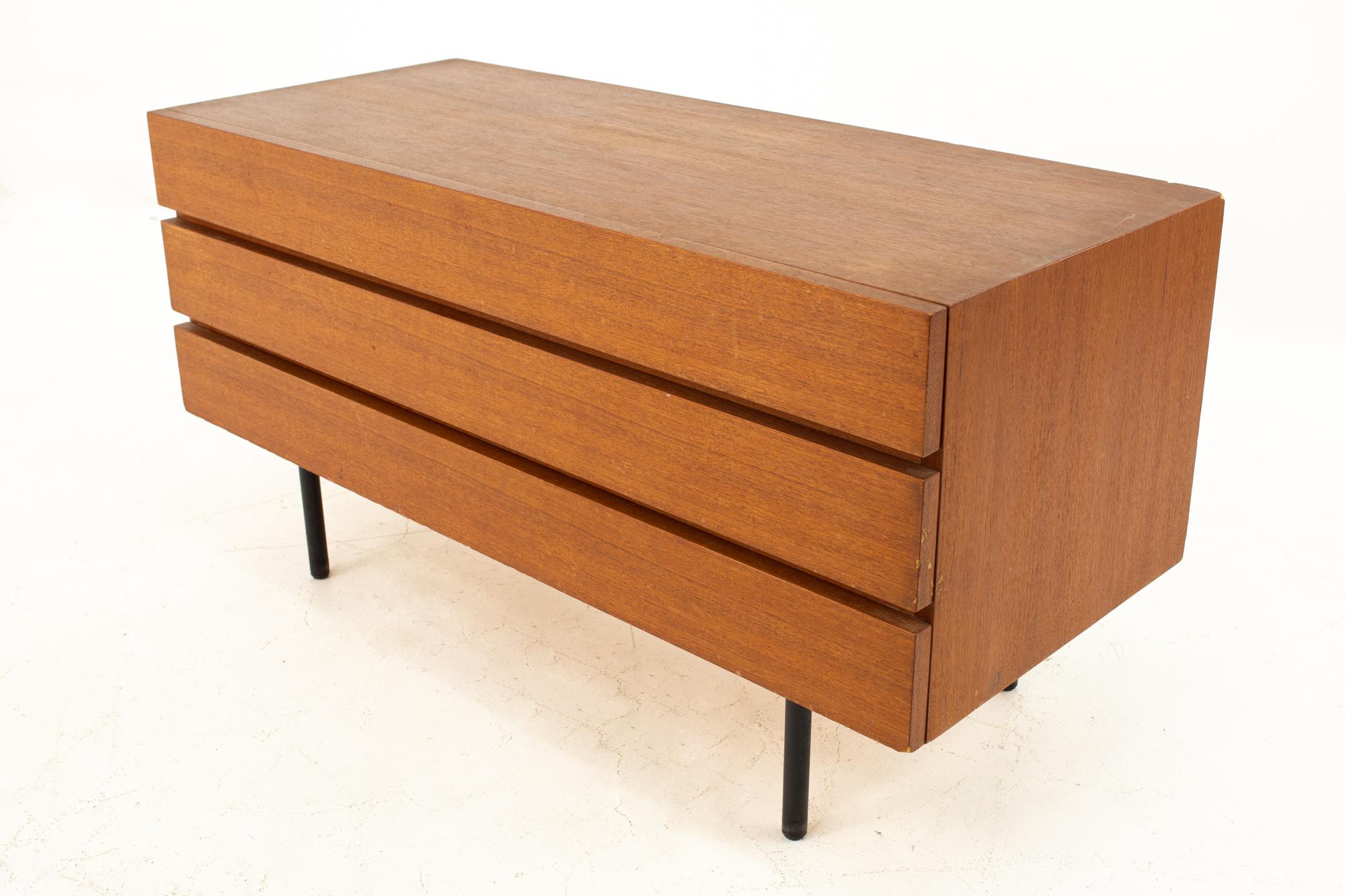 Danish Teak Mid Century 3 Drawer Dresser In Excellent Condition In Countryside, IL