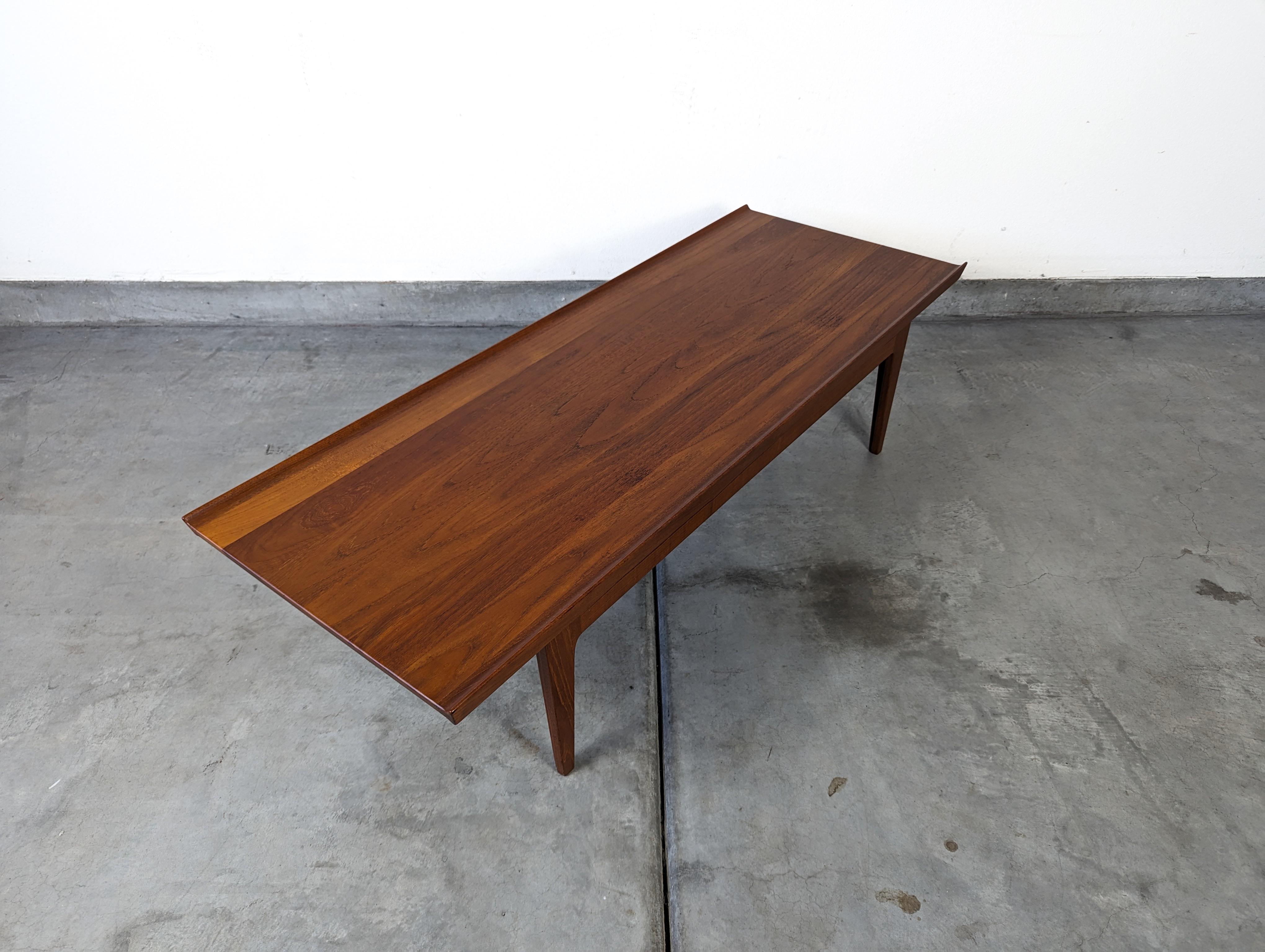 Verschönern Sie Ihren Wohnraum mit diesem exquisiten Couchtisch aus Teakholz im Mid-Century-Modern-Stil, einem Zeugnis der zeitlosen Eleganz des skandinavischen Designs. Der vom legendären dänischen Designer Finn Juhl für France and Son entworfene