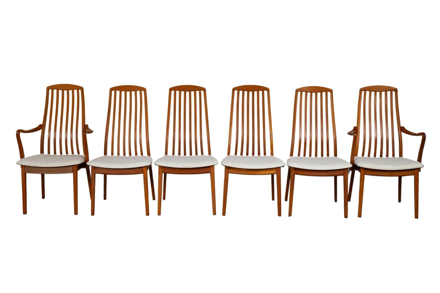 Set di sei bellissime sedie da pranzo con schienale alto in teak danese di metà secolo, due poltrone e quattro sedie laterali, realizzate in Danimarca.  Le cornici sono caratterizzate da uno stile danese con un design moderno, robusto e solido.  Gli