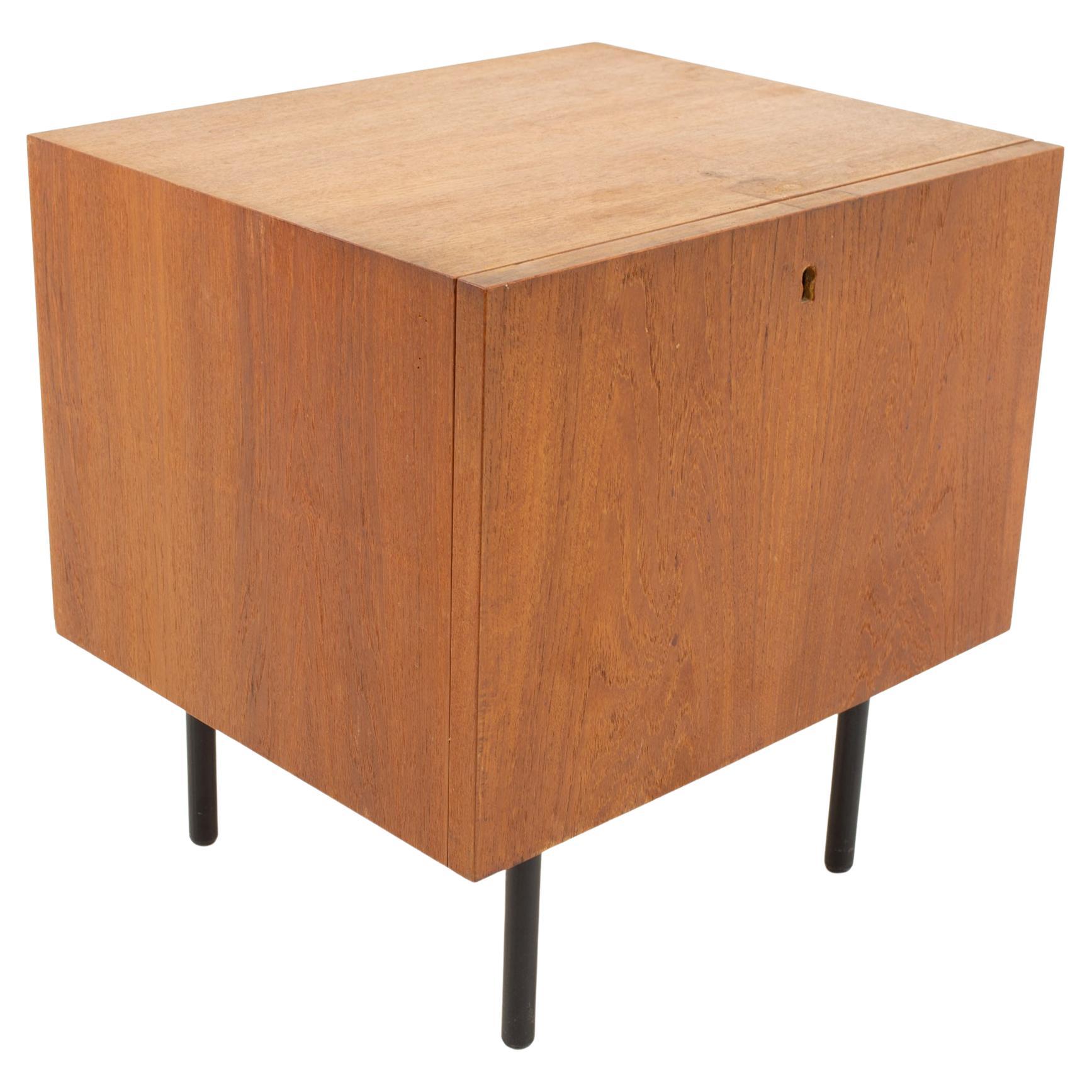 Table de nuit danoise en teck du milieu du siècle - Porte-clés