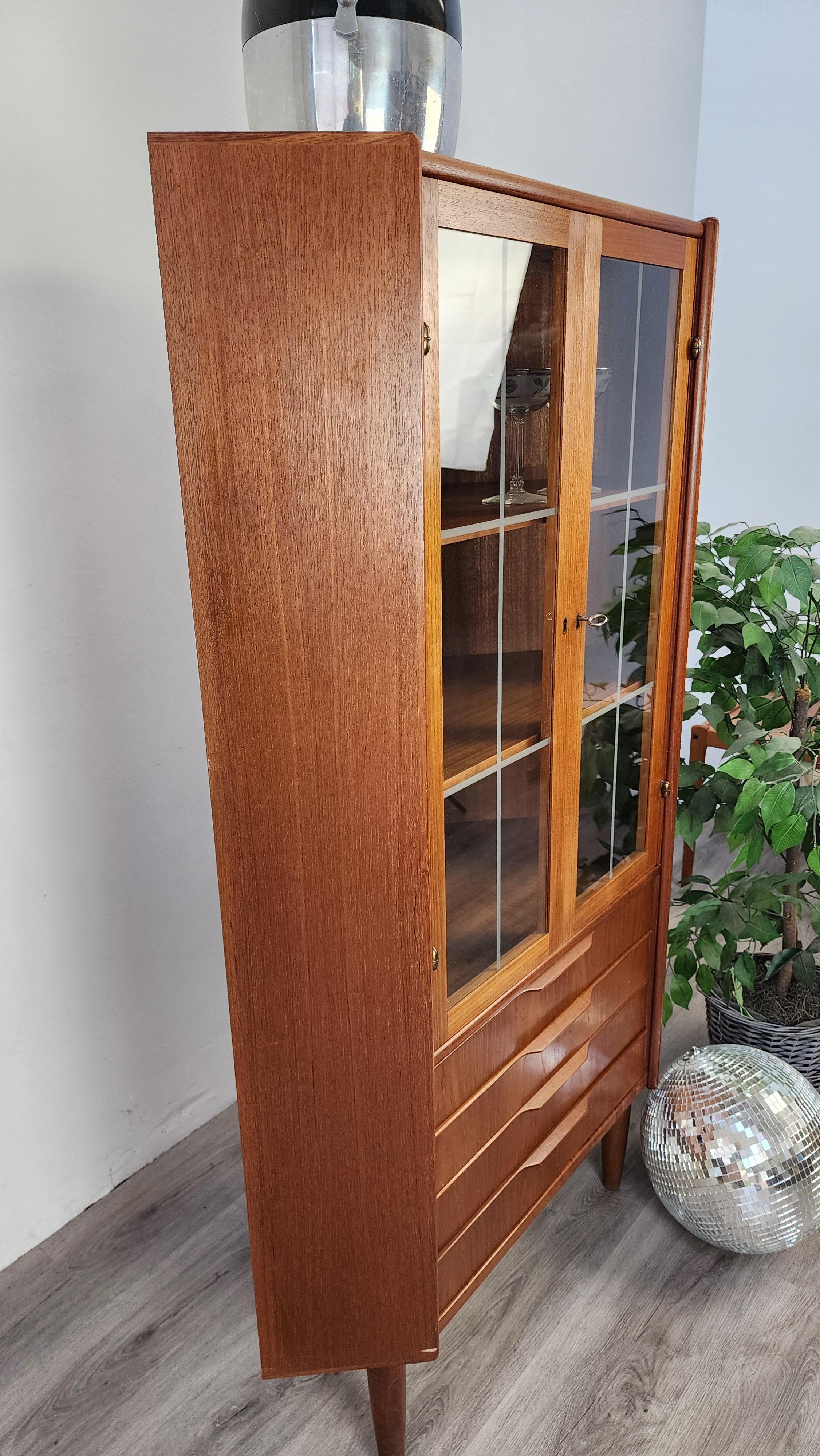 Danish Teak Mid-Century Modern Corner Cabinet with Glass Doors In Good Condition For Sale In Frederick, MD